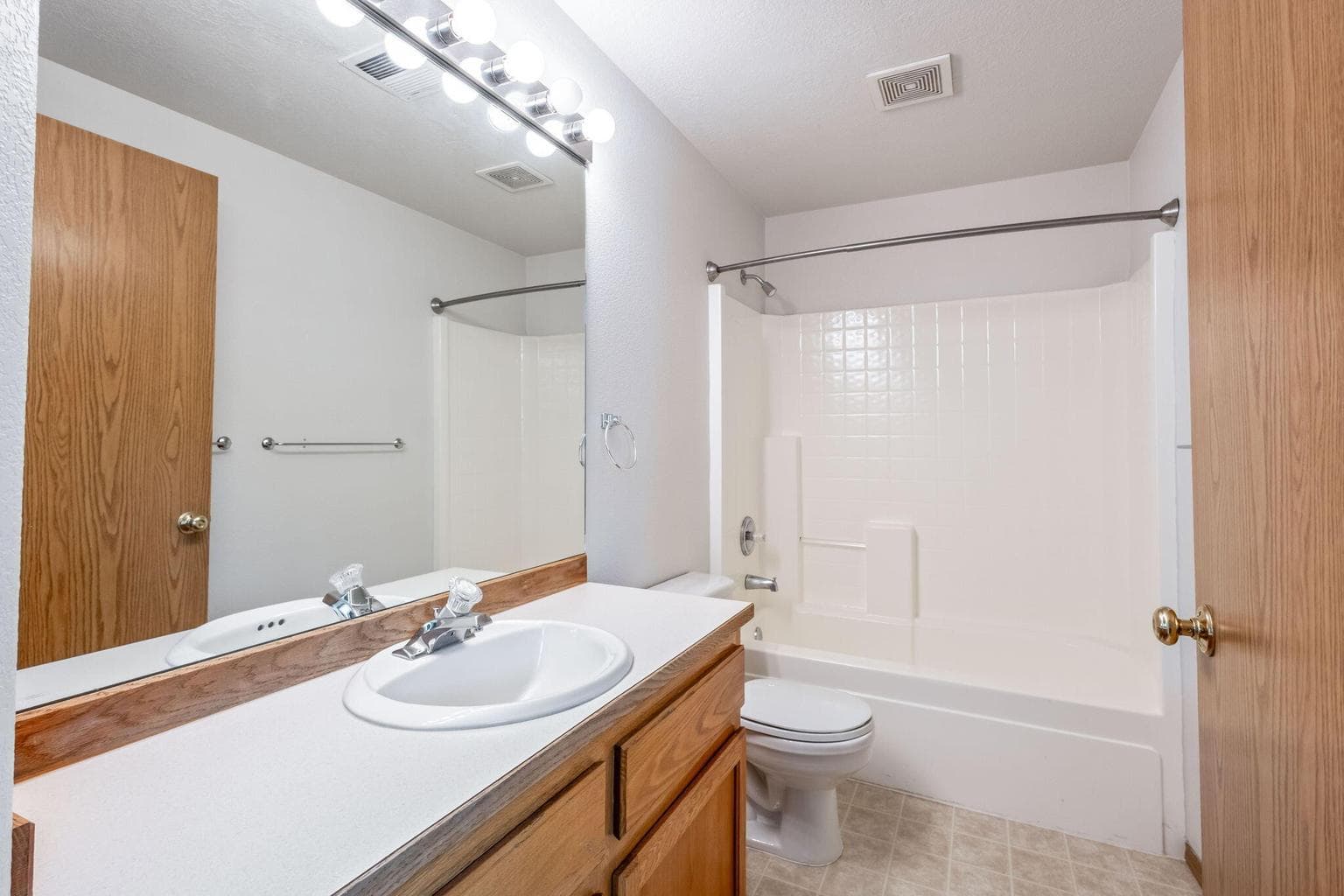 Upstairs full bath