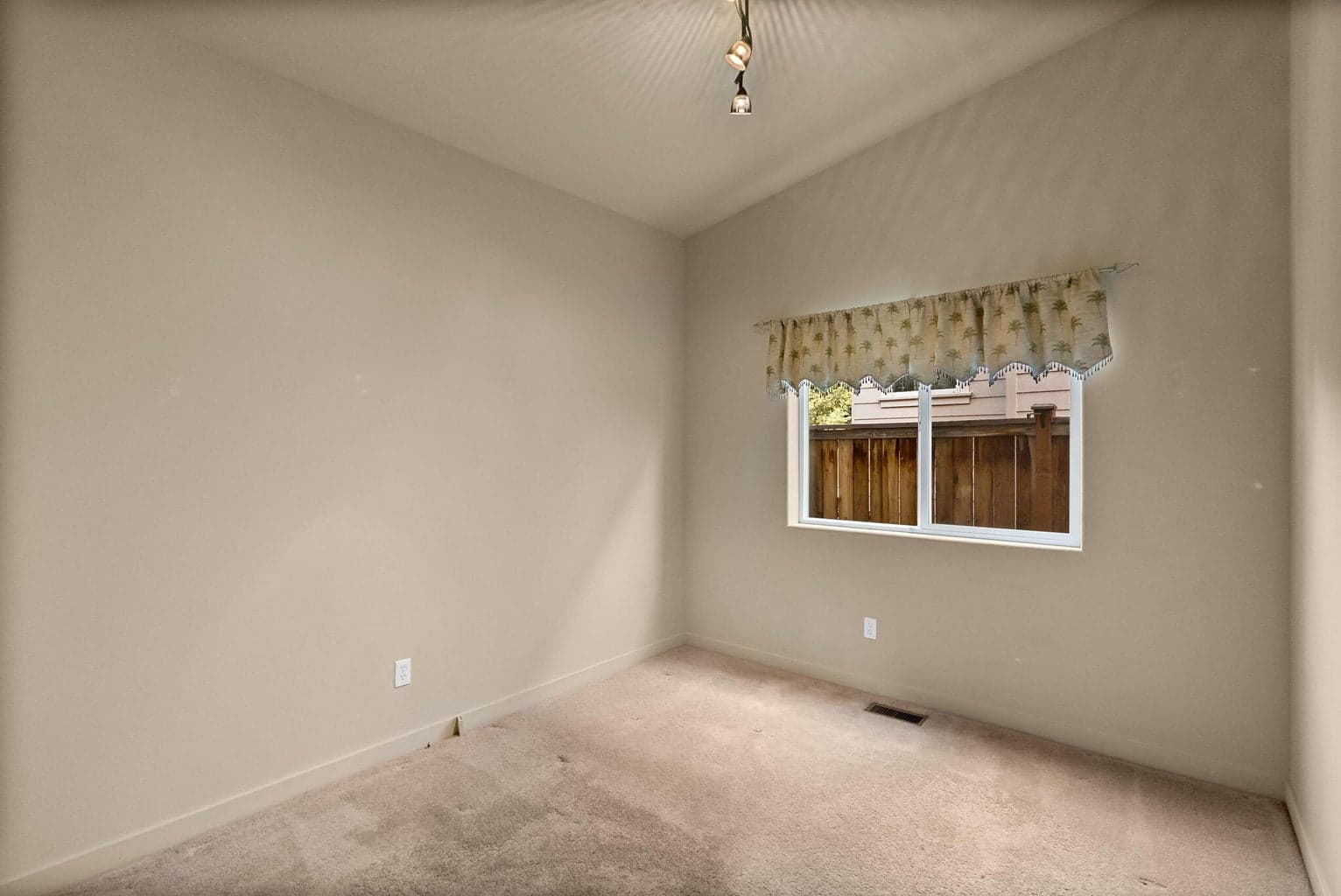 Photo of 2890 NE Jackdaw Drive 21 of 30