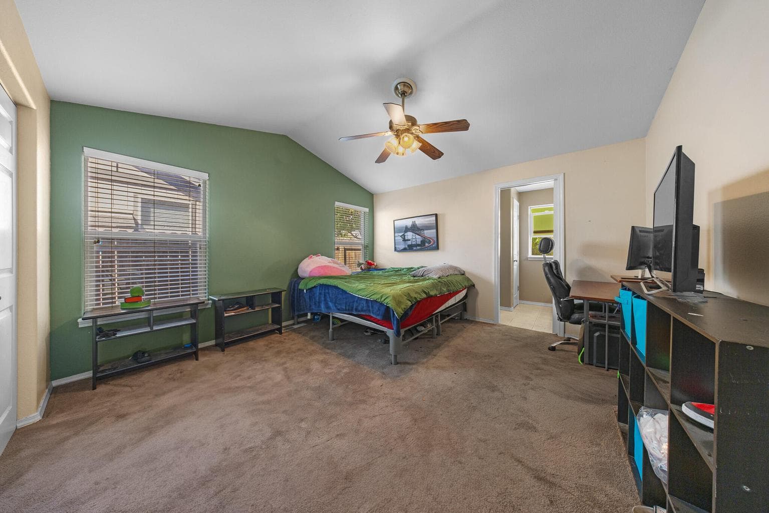 Photo of 202 NW 25th Street 13 of 18