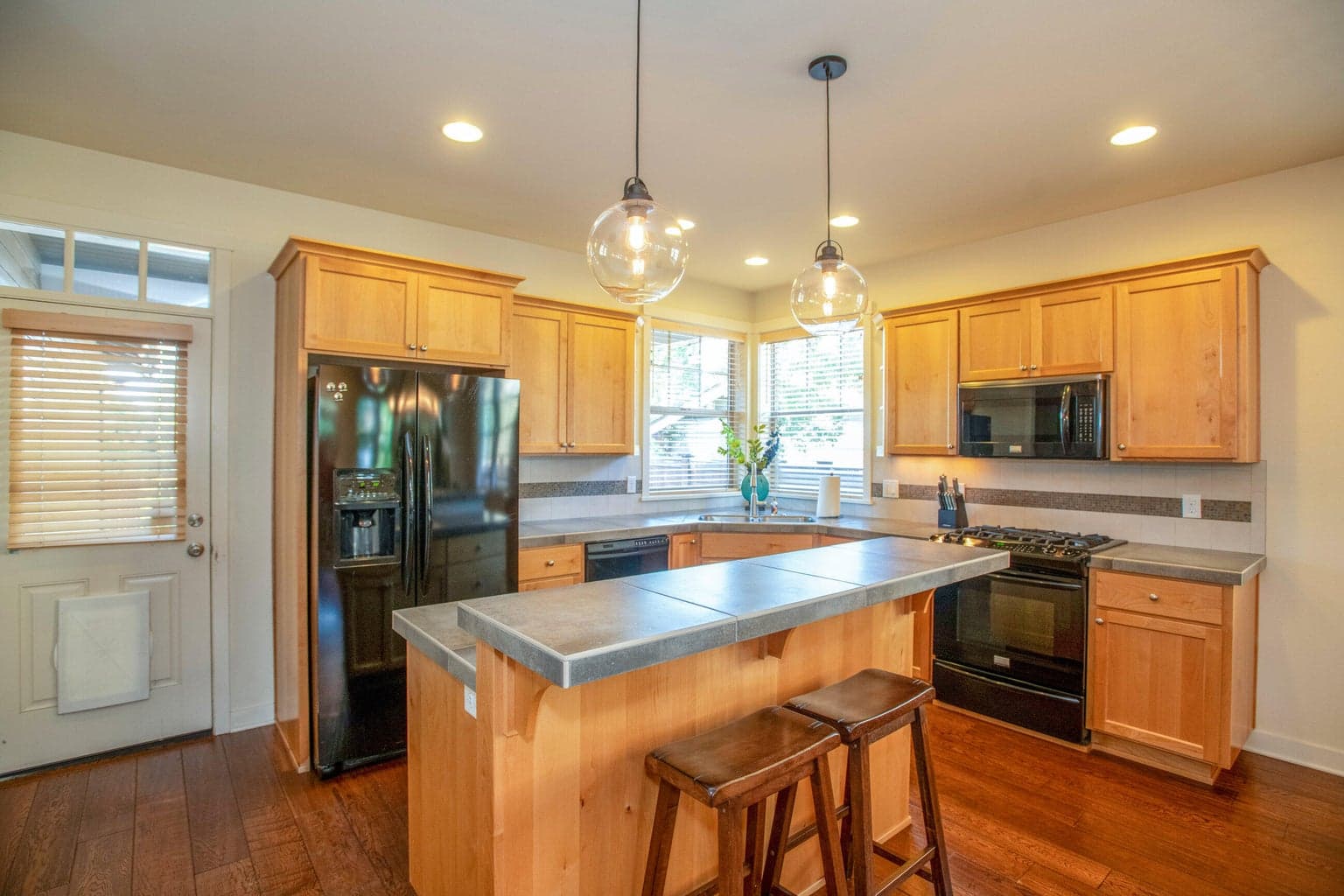 Photo of 2153 NW Clearwater Drive 10 of 26