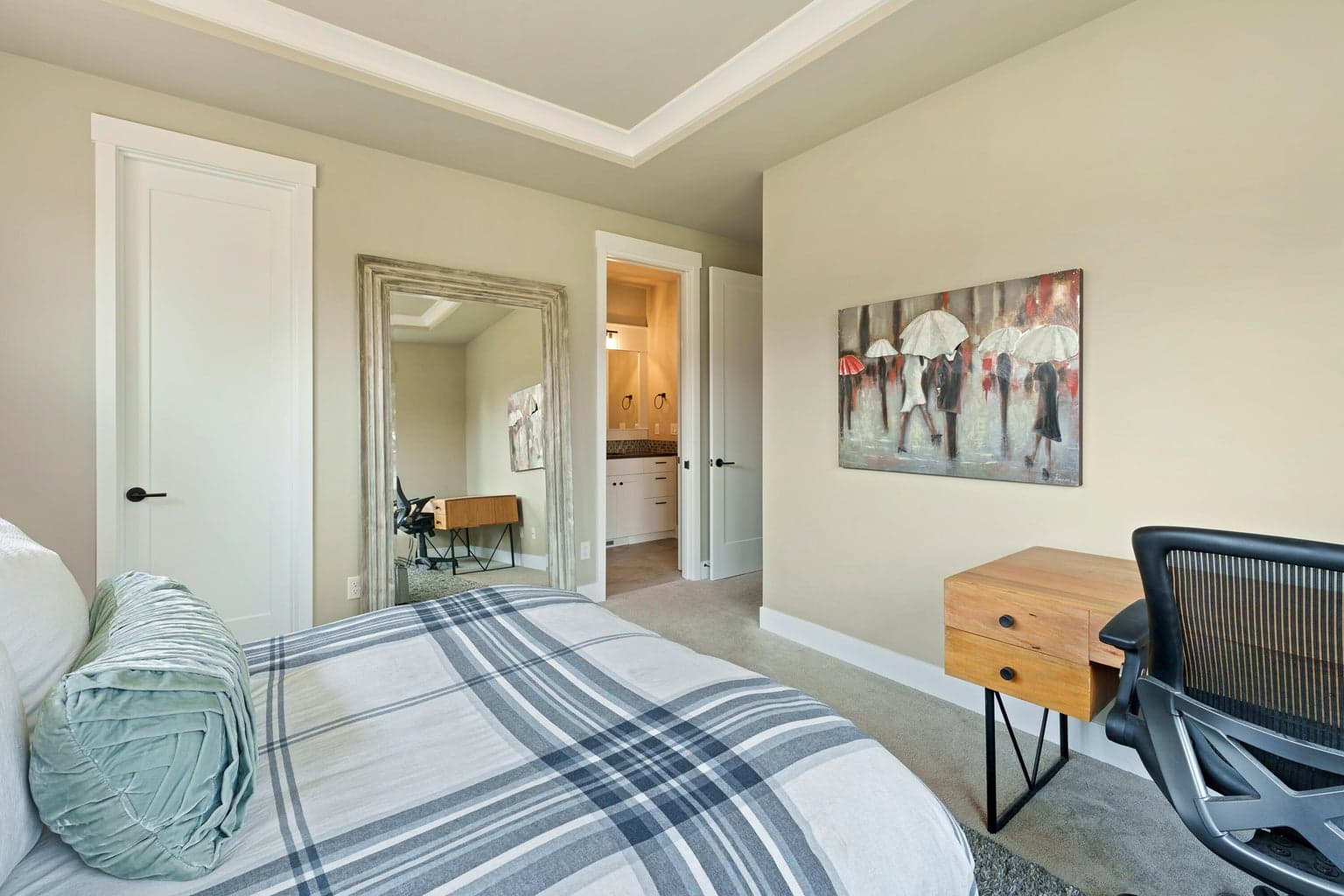 Main level guest suite