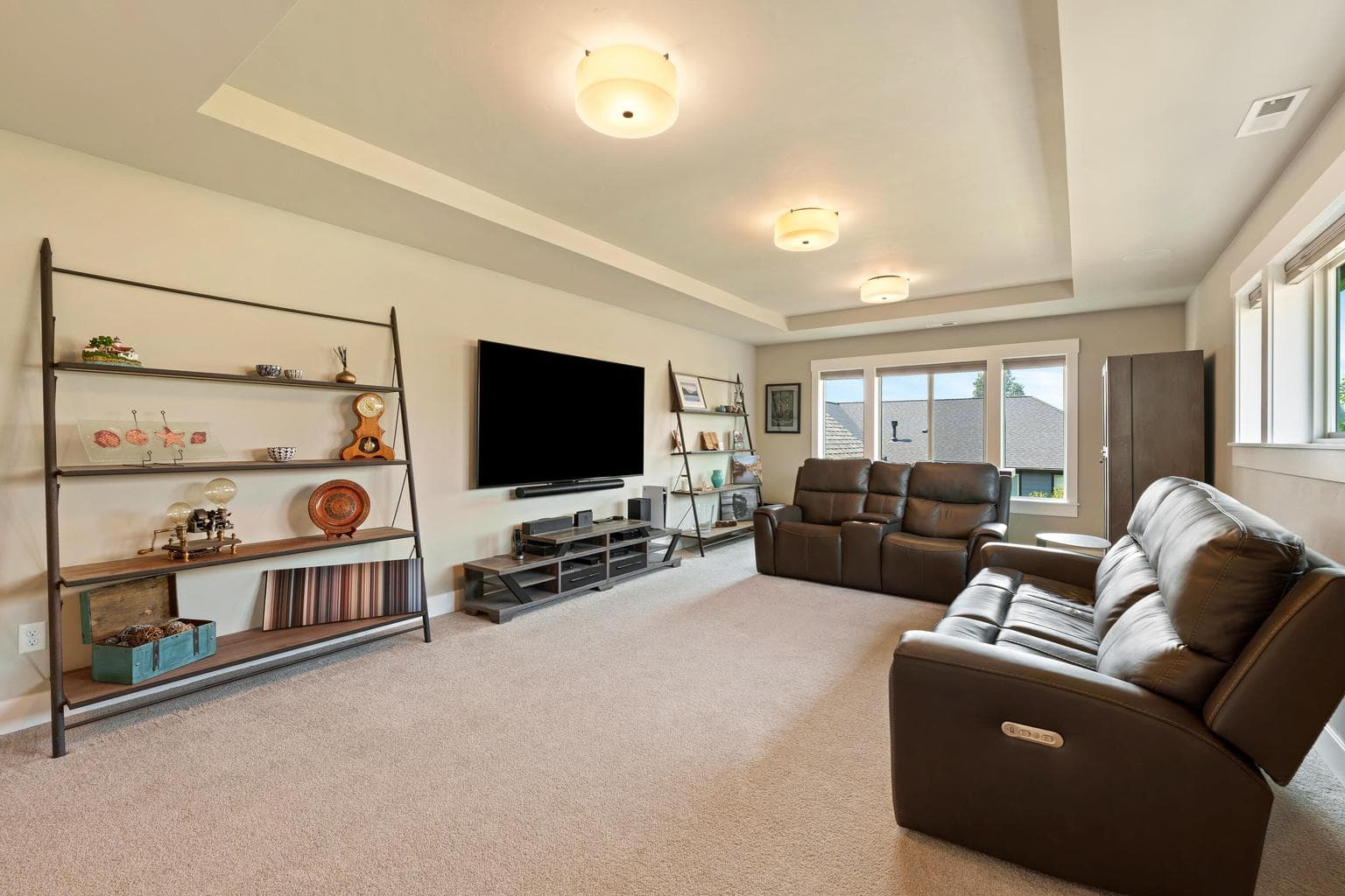 Upstairs bonus room with Cascade Mountain views