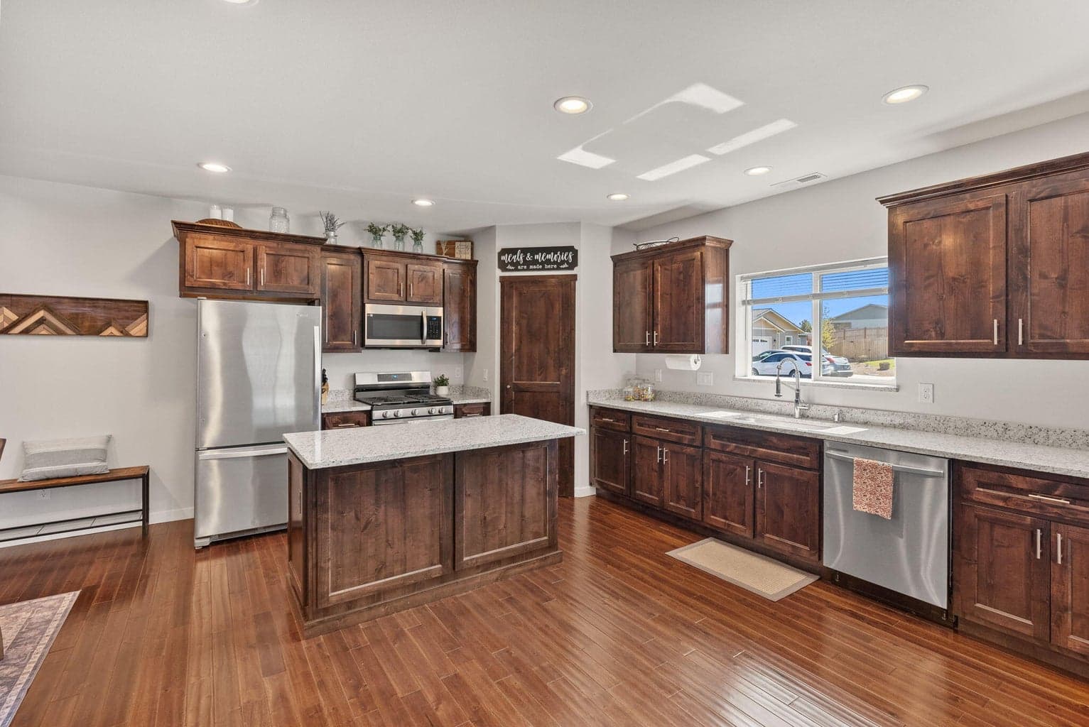 Photo of 521 SE Morgan Court 12 of 40