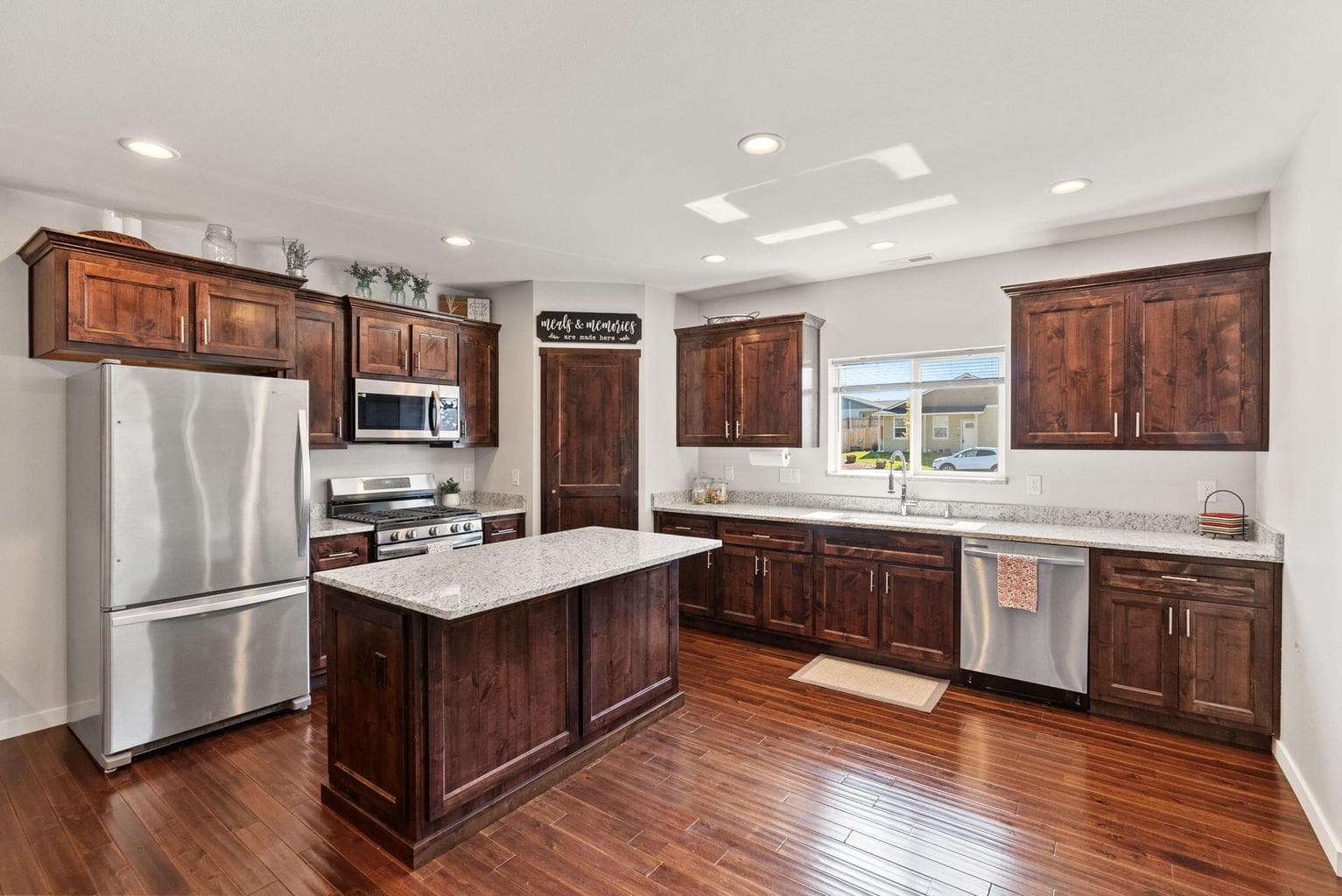 Photo of 521 SE Morgan Court 13 of 40