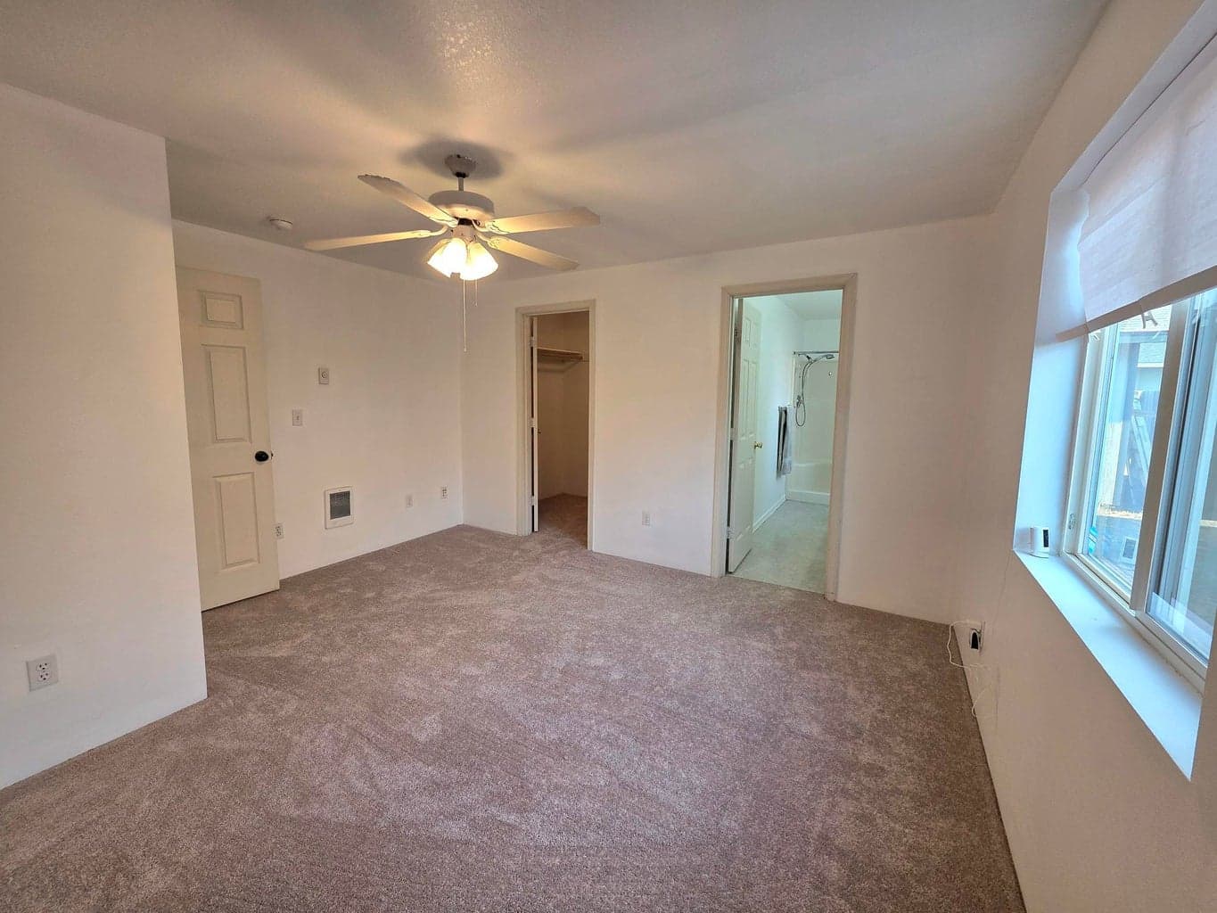 Photo of 1077 NE Mahogany Street 16 of 25