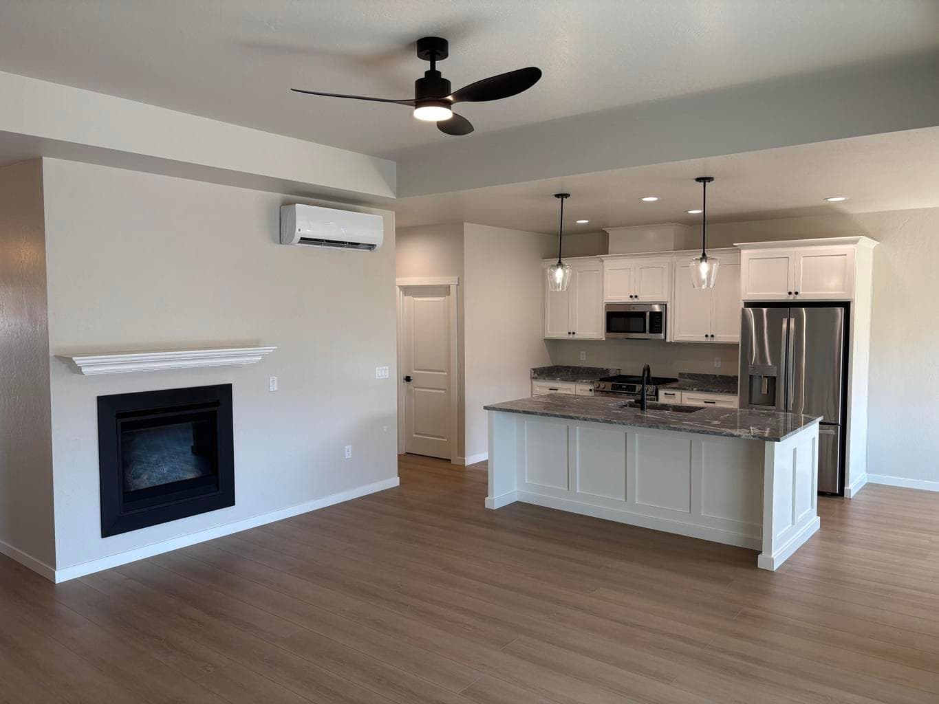 Gas Fireplace! Refrigerator!