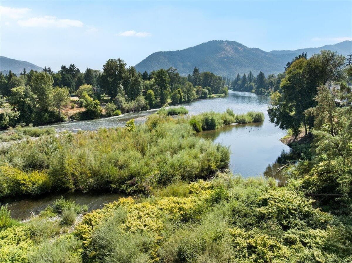 Rogue River view and sounds from deck!