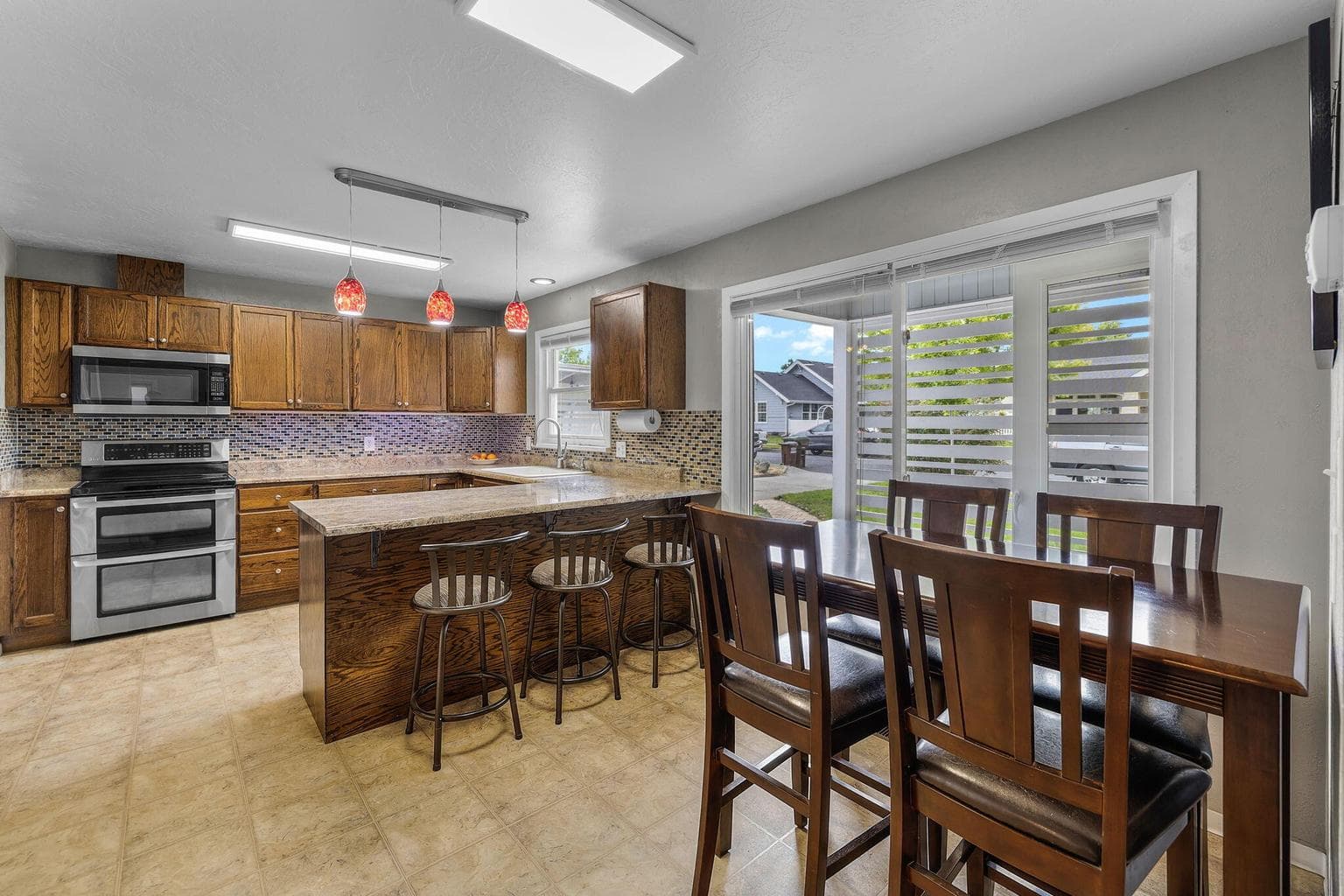 Photo of 999 NE Del Rio Avenue 11 of 39