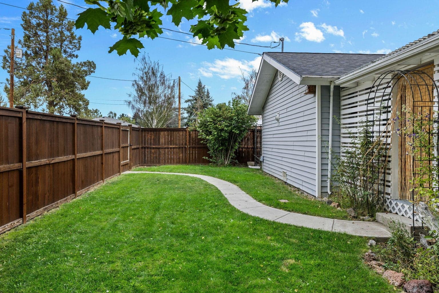 Photo of 999 NE Del Rio Avenue 36 of 39