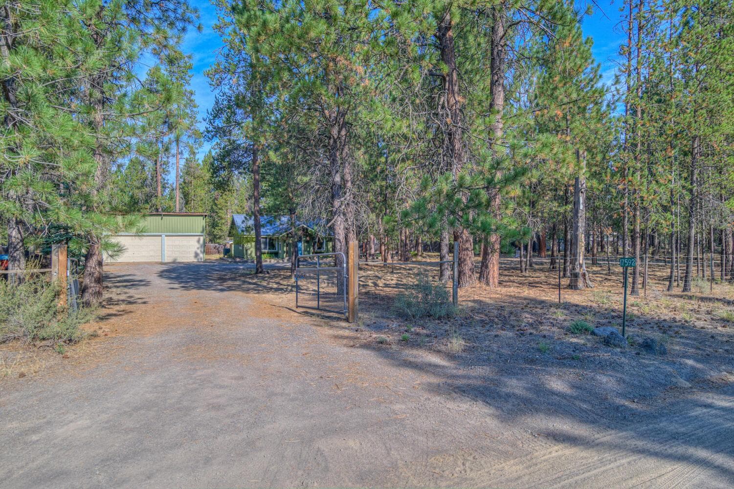 Photo of 17592 Holgate Road 2 of 28