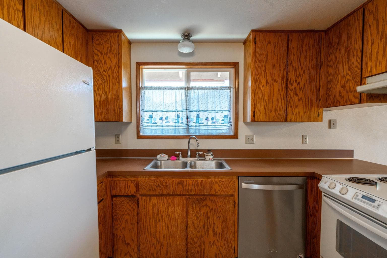 Photo of 2425 SW Glacier Avenue 7 of 27