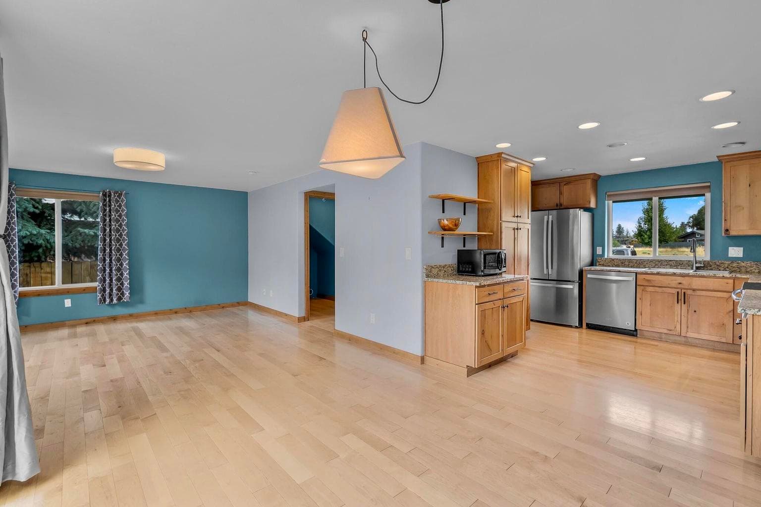 Photo of 1033 NE Bennington Way 8 of 26