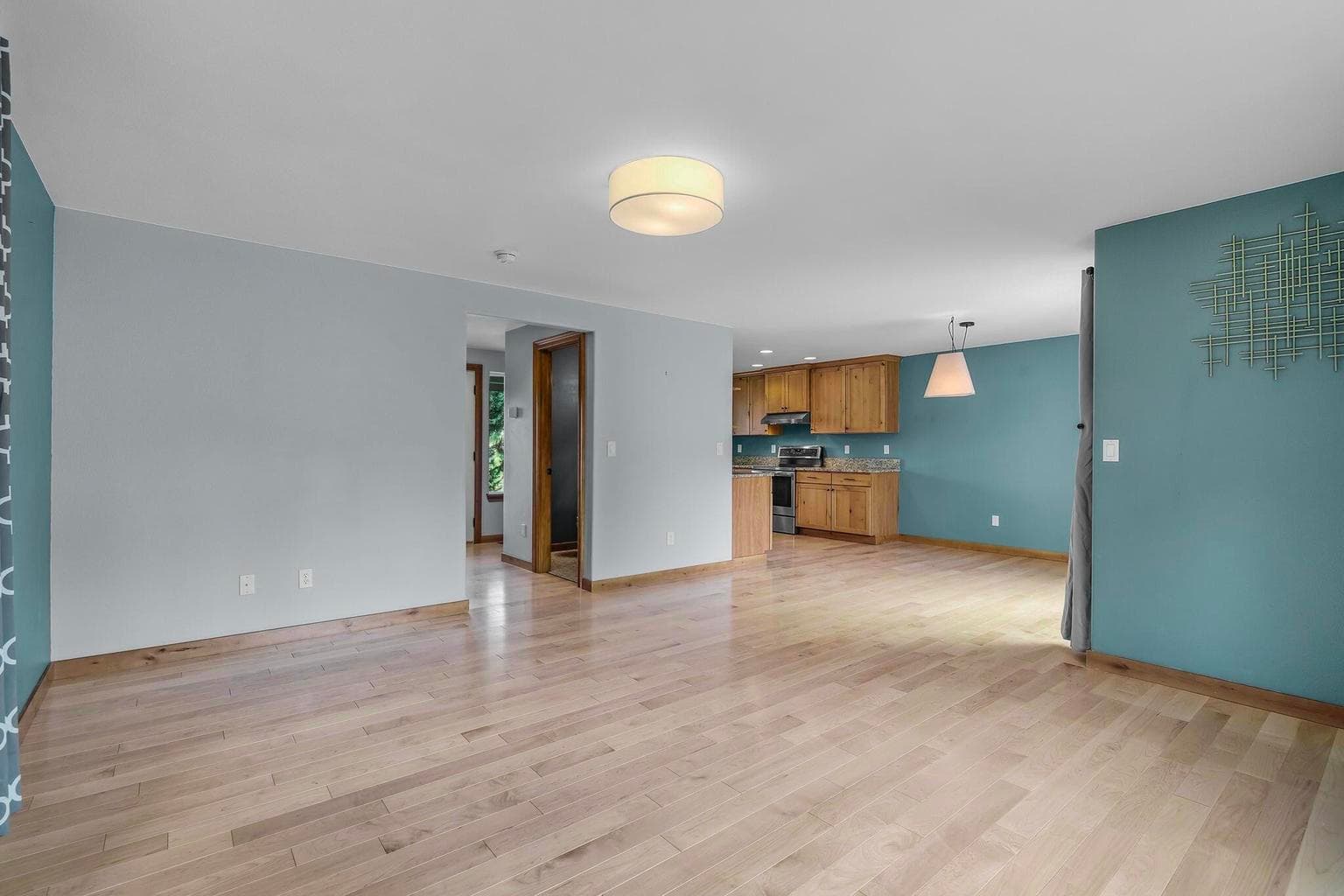 Photo of 1033 NE Bennington Way 10 of 26