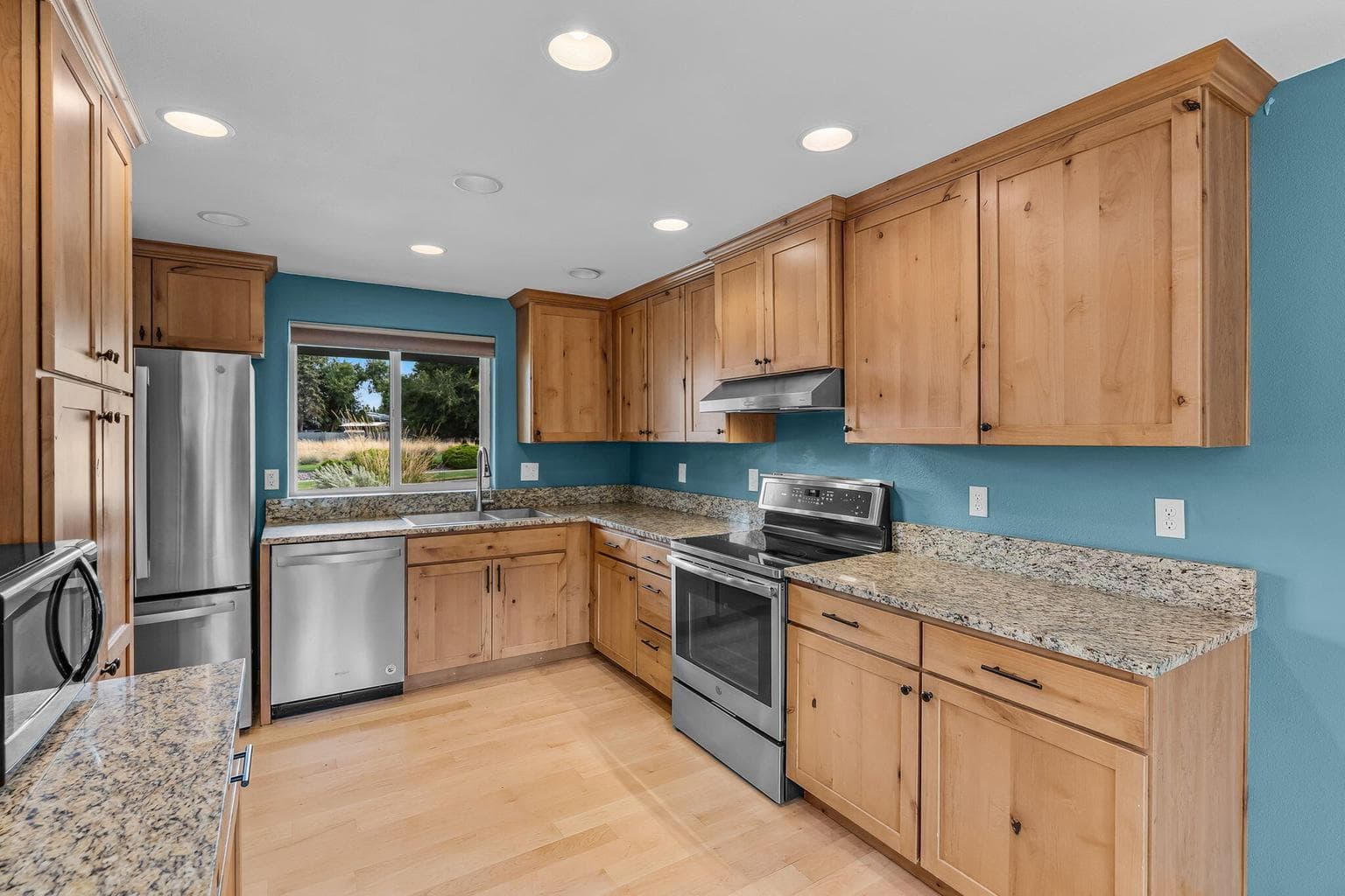Beautifully updated kitchen & stainless appliances