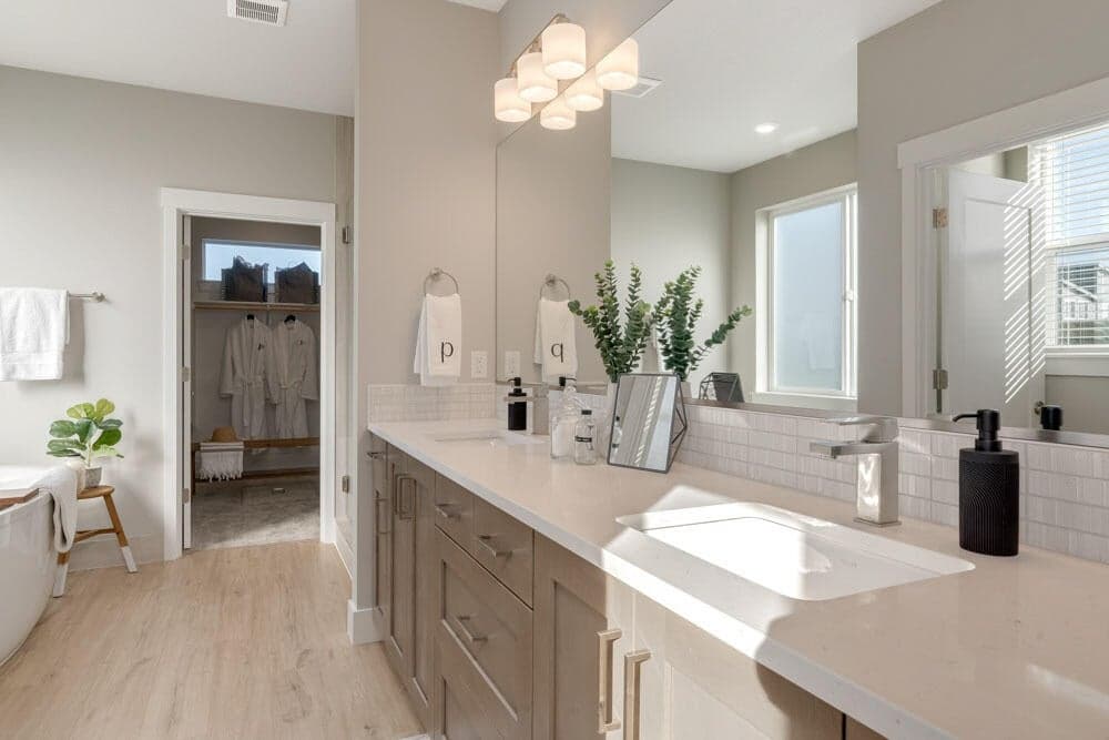 Image of like kind home. This has been virtually staged.
