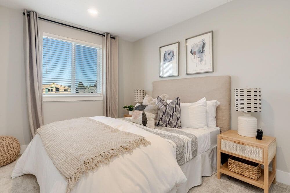 Image of like kind home. This has been virtually staged.