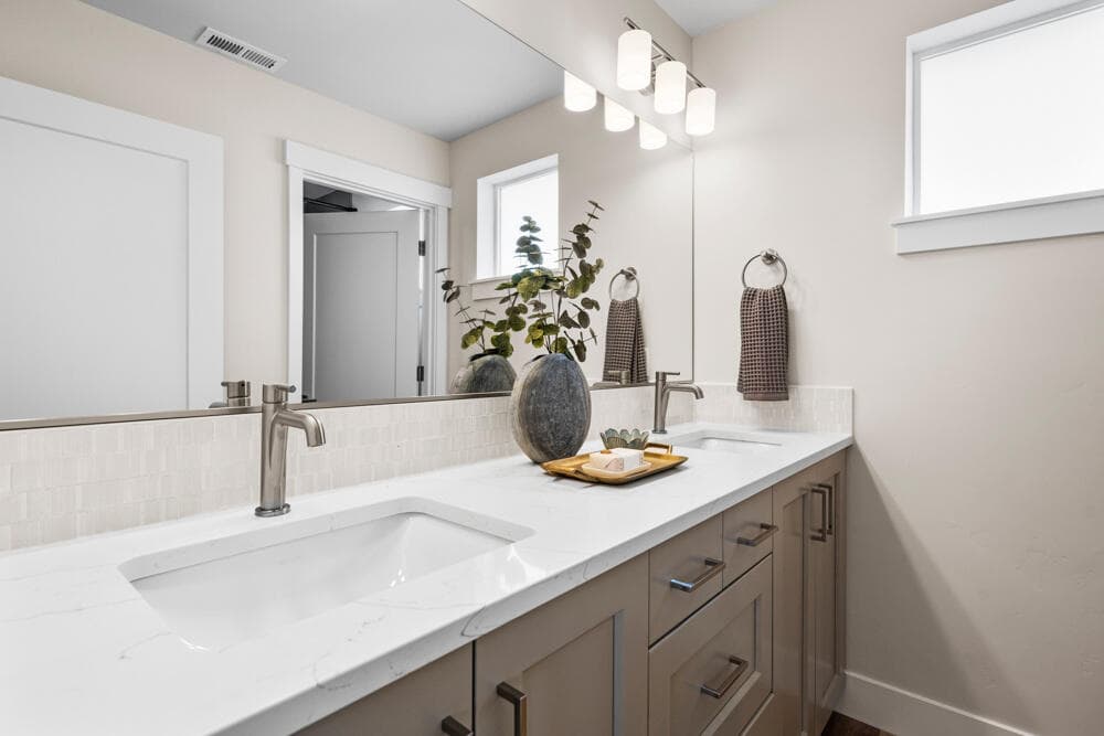 Image of like kind home. This has been virtually staged.