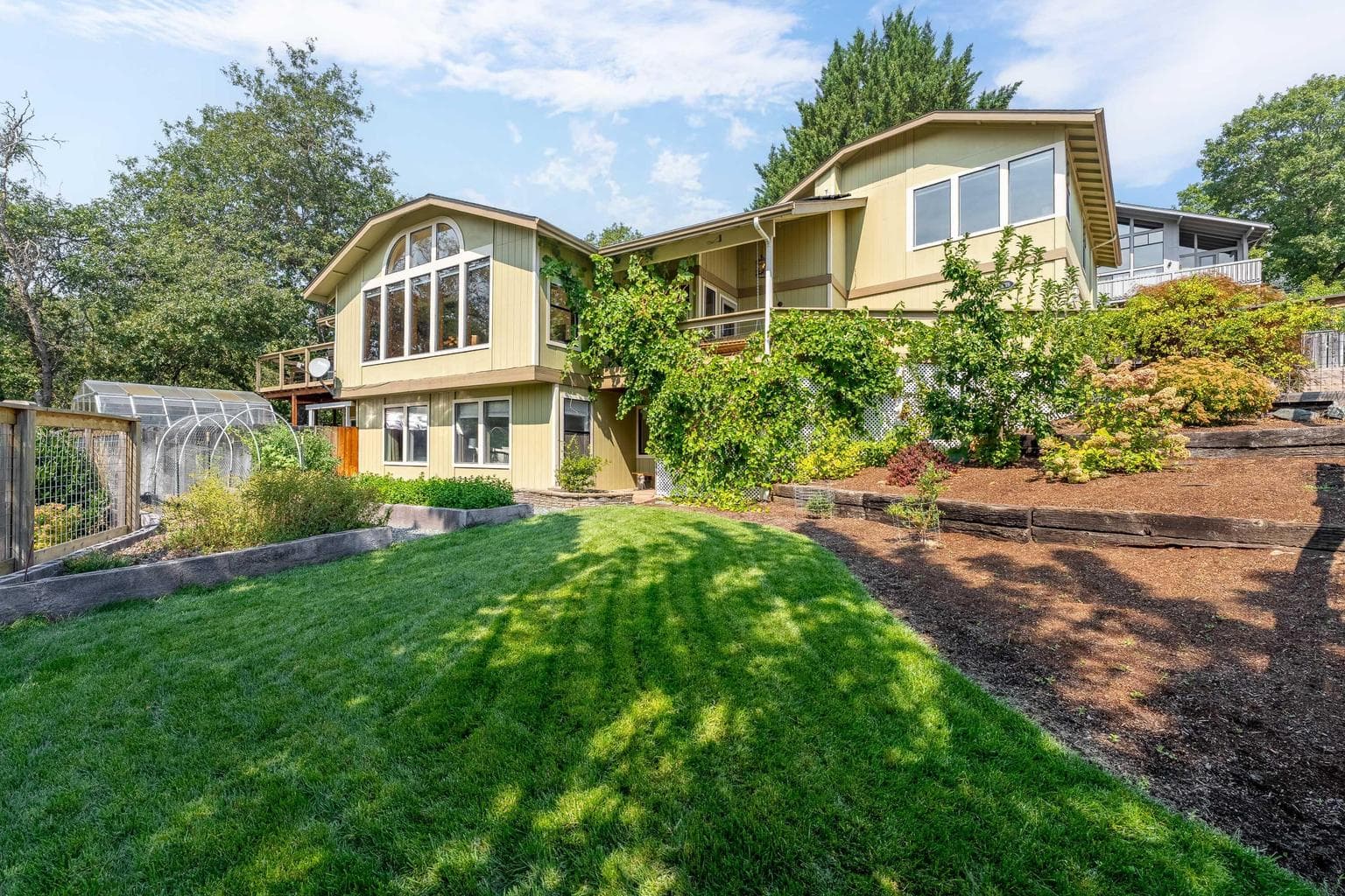 1748 Crescent