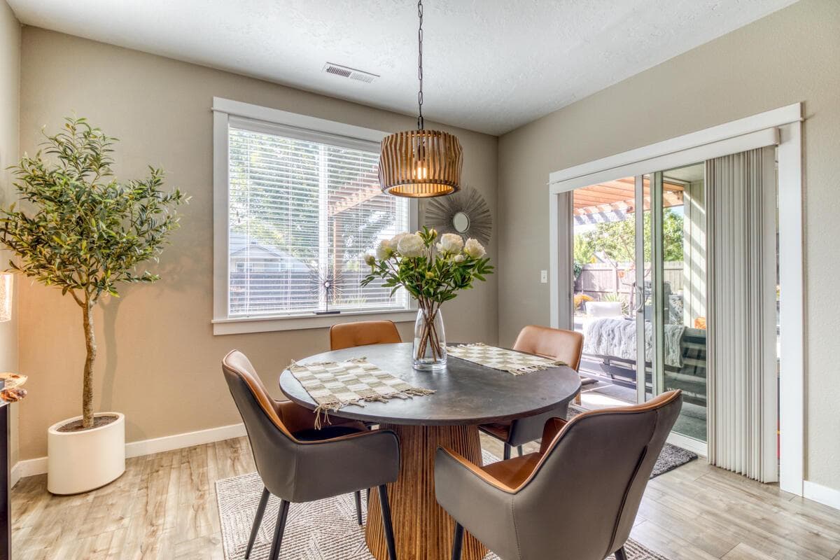 Photo of 2482 NW Ivy Avenue 10 of 37