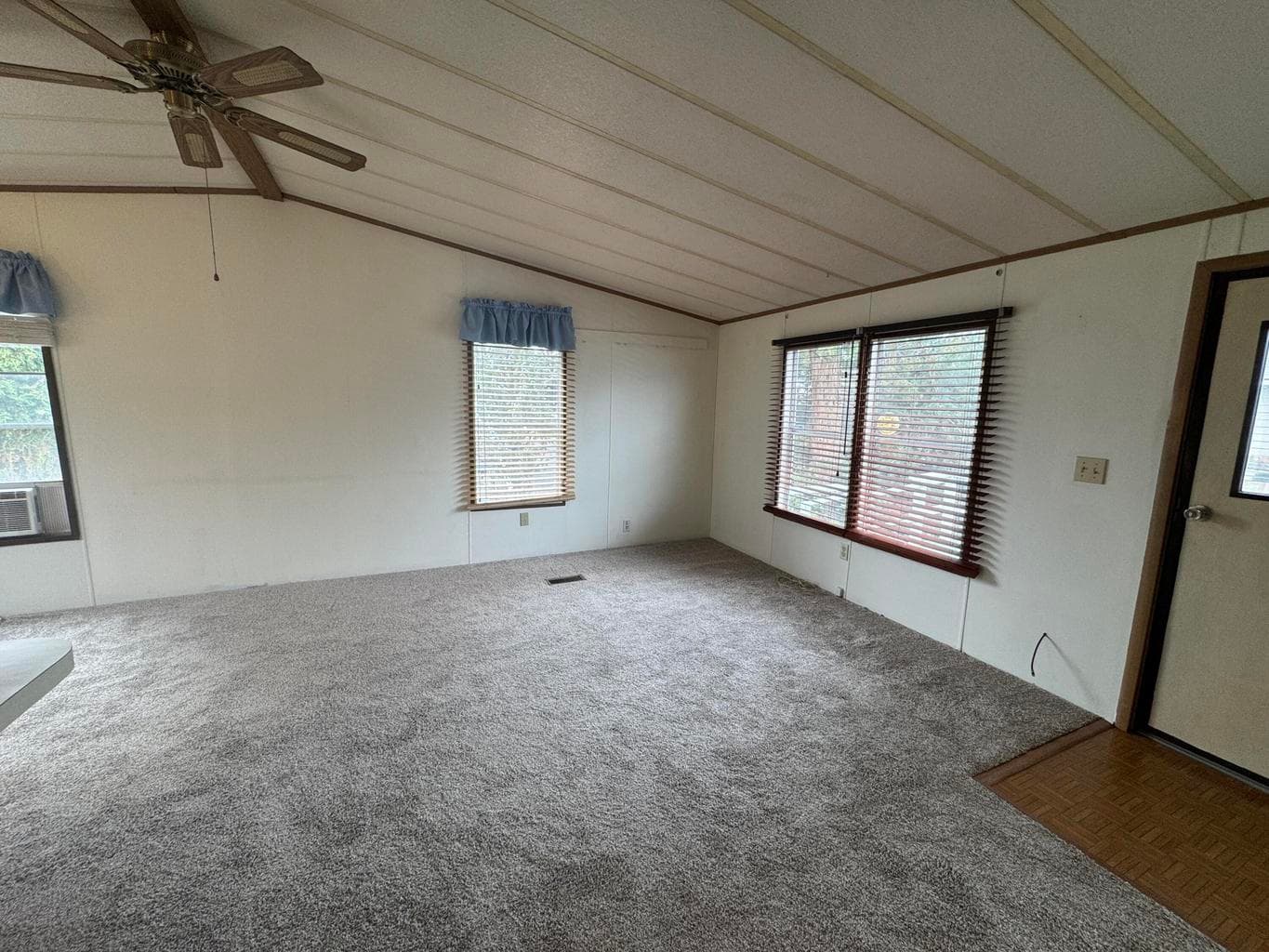 Photo of 2633 SW Obsidian Avenue 10 of 31