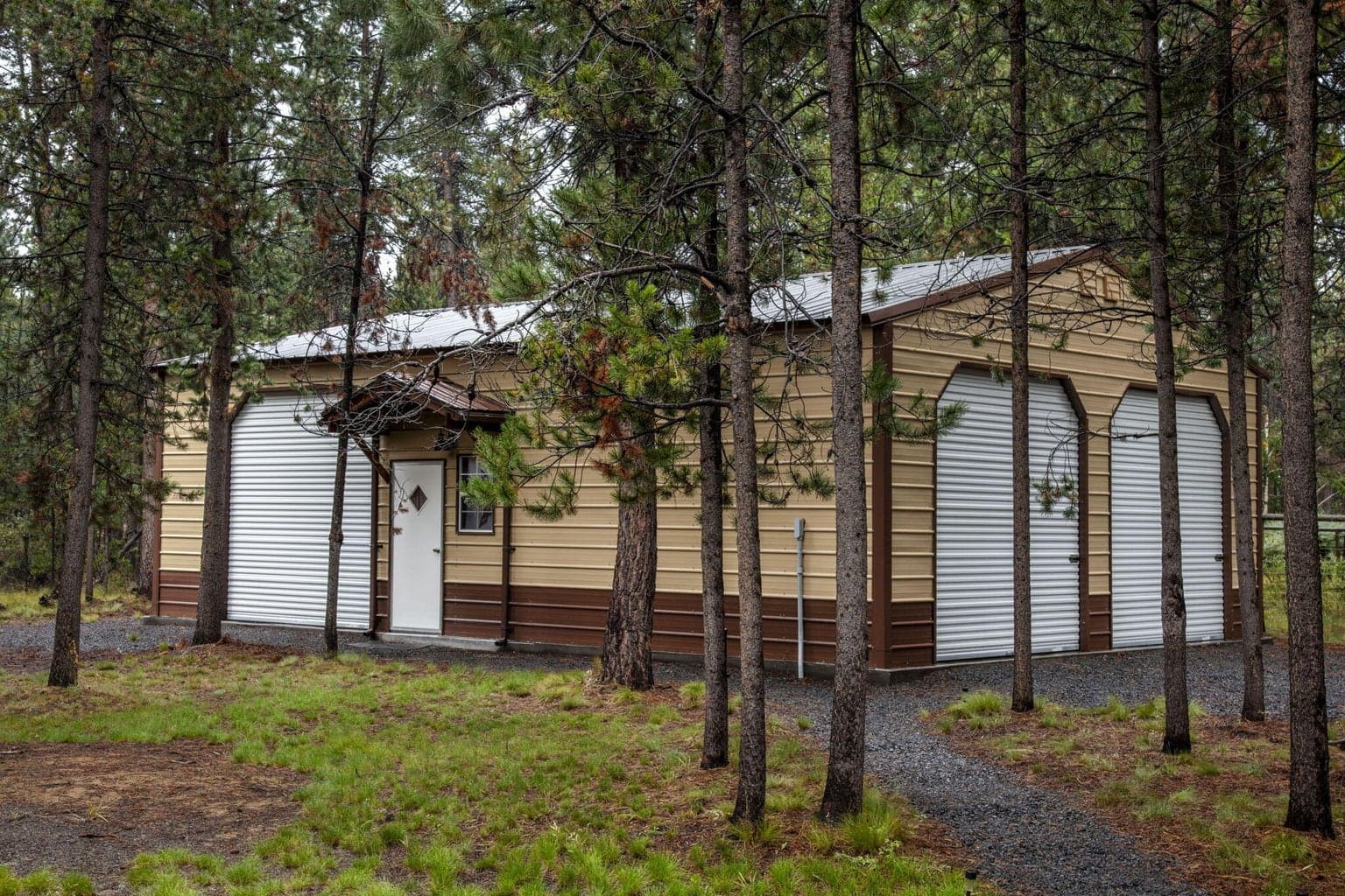 Three door 28 x 30' pole barn with power