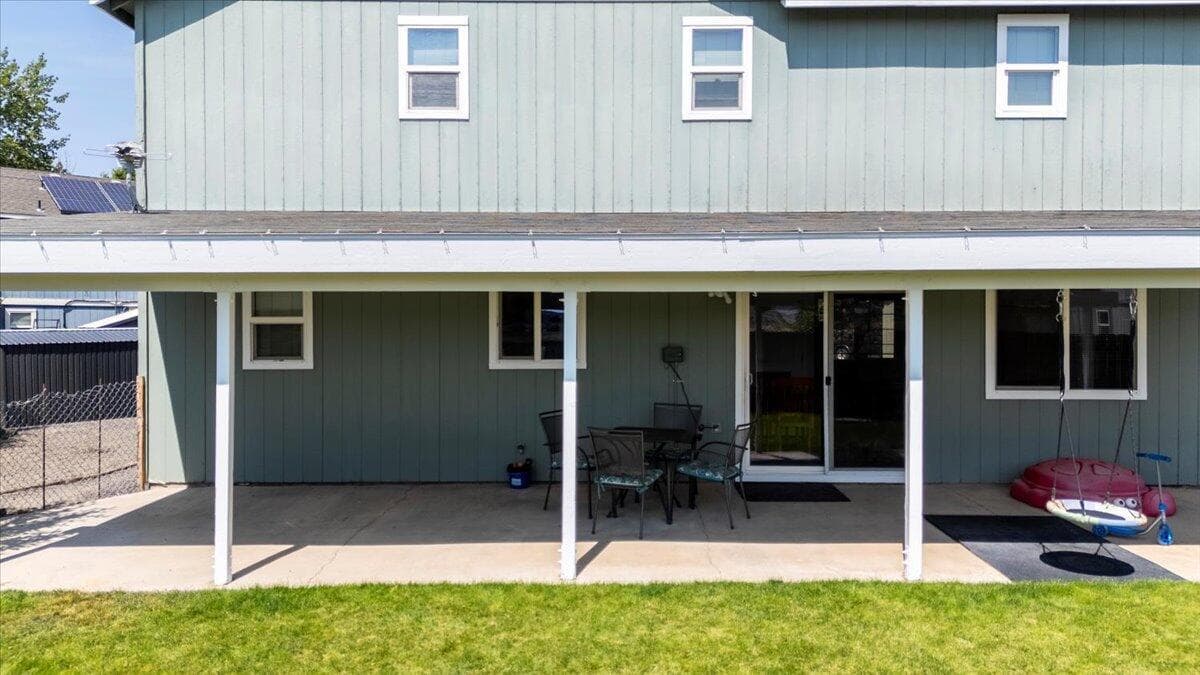 Photo of 630 NE Fieldstone Lane 32 of 39