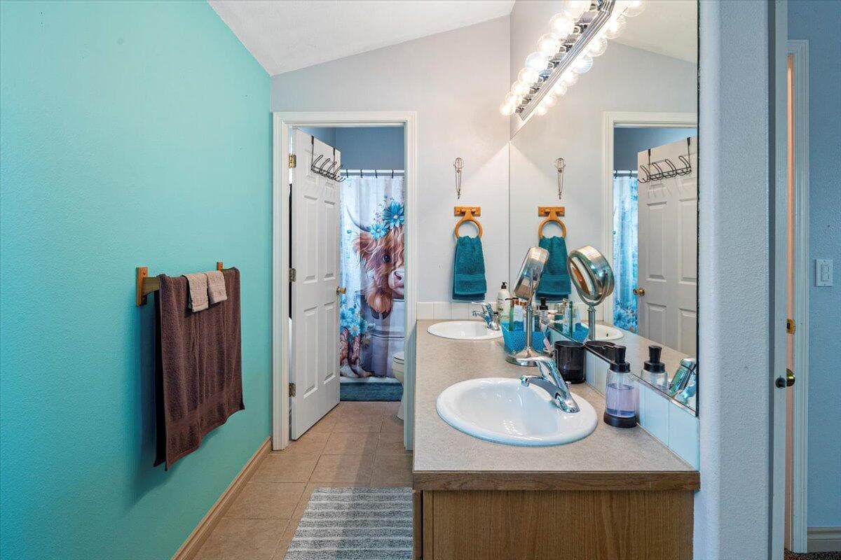 Photo of 630 NE Fieldstone Lane 18 of 39