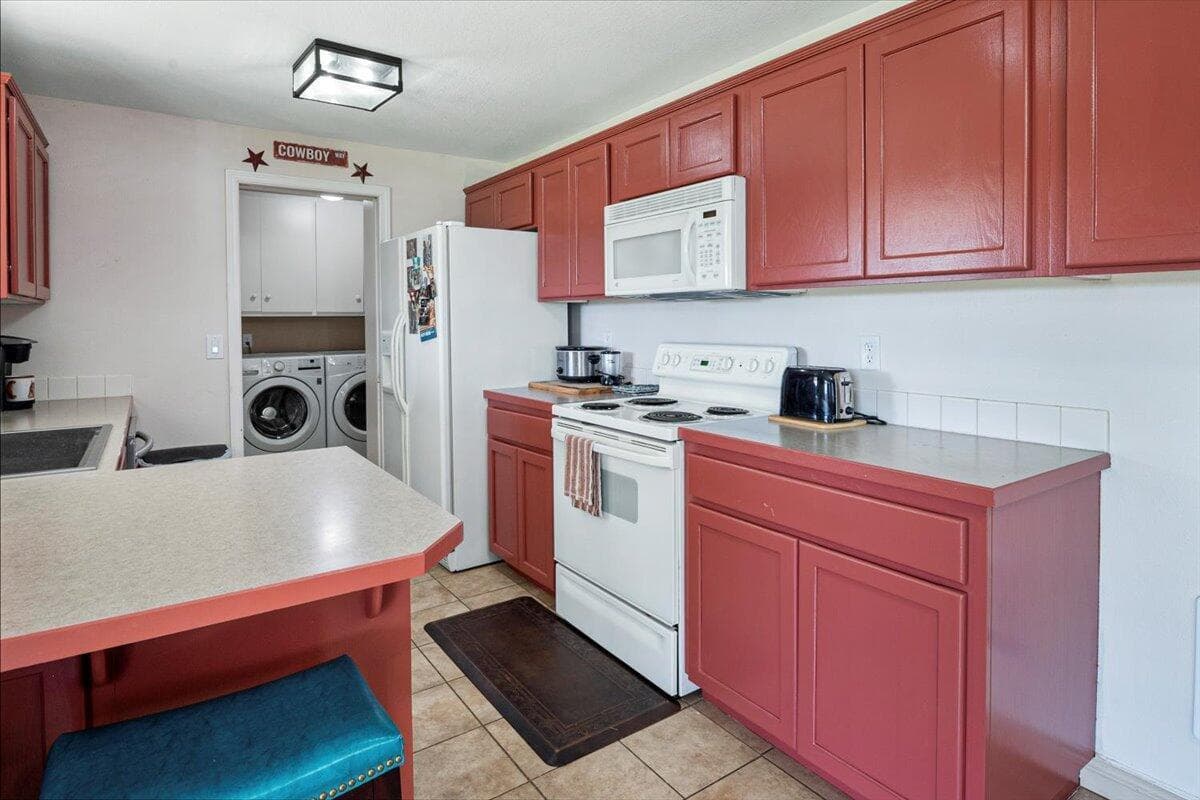 Photo of 630 NE Fieldstone Lane 12 of 39