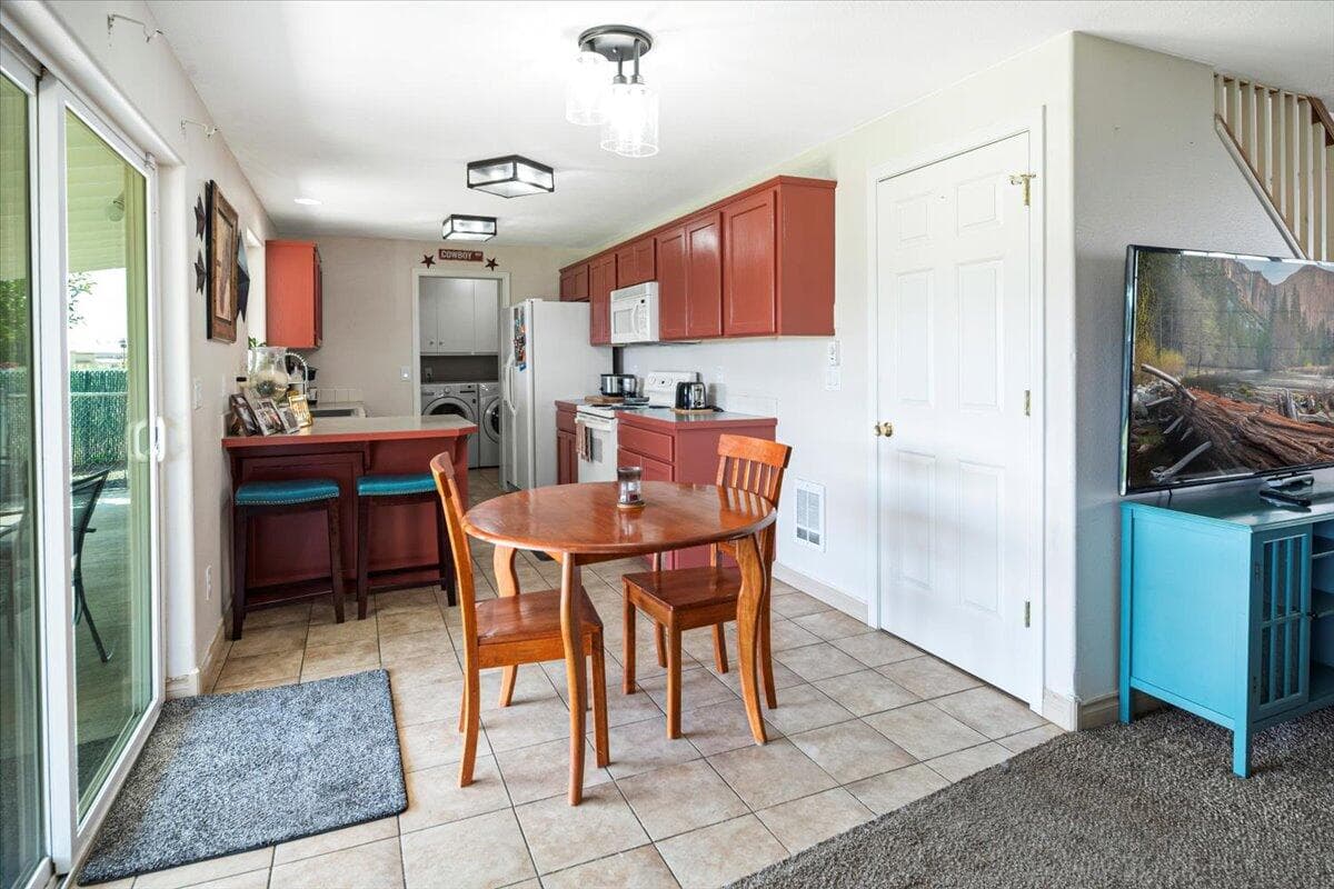 Photo of 630 NE Fieldstone Lane 10 of 39
