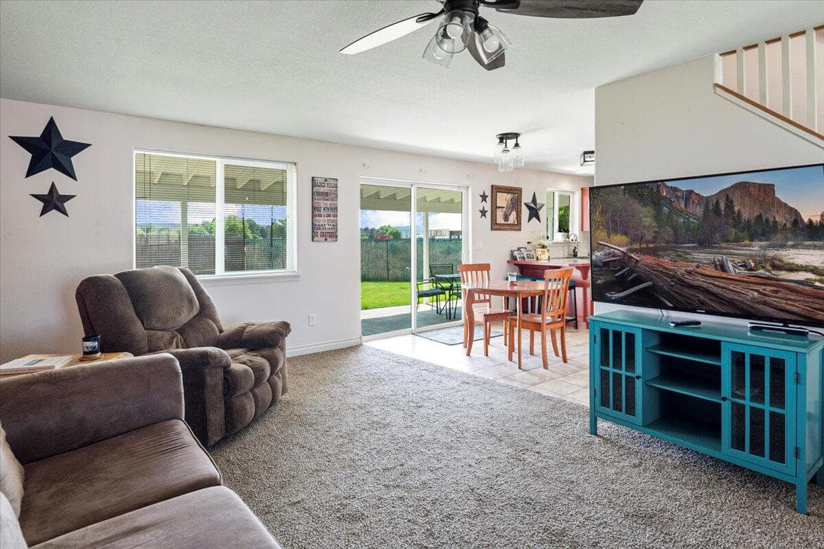 Photo of 630 NE Fieldstone Lane 9 of 39