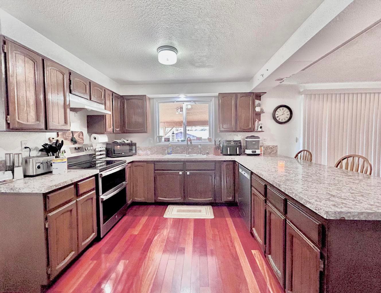 Photo of 2435 Lindley St 3 of 45