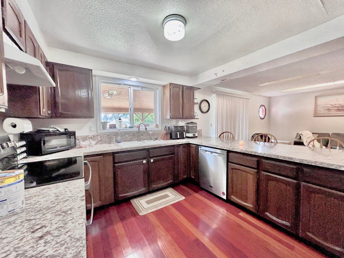 Photo of 2435 Lindley St 5 of 45