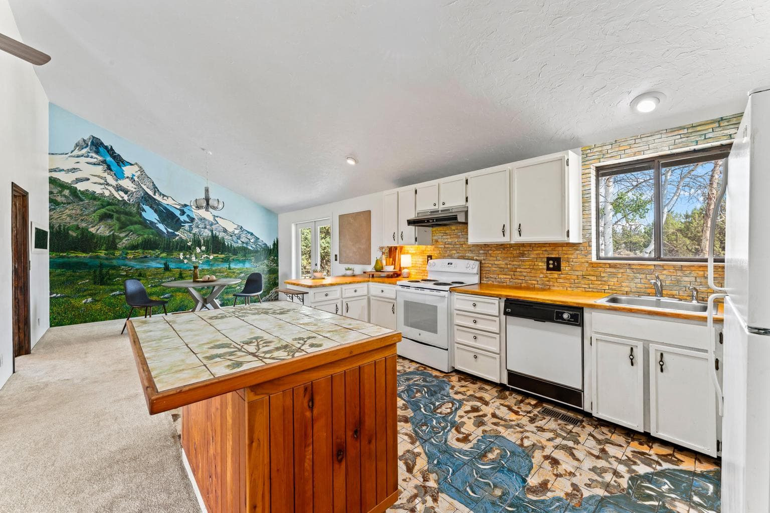 Kitchen w/ Island & Breakfast Bars (2)