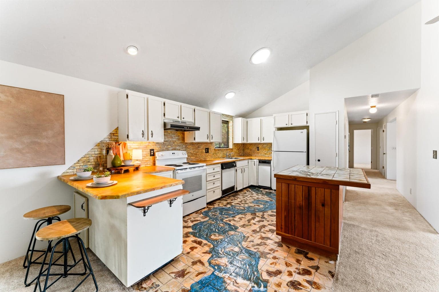 Kitchen w/ Island & Breakfast Bars (2)