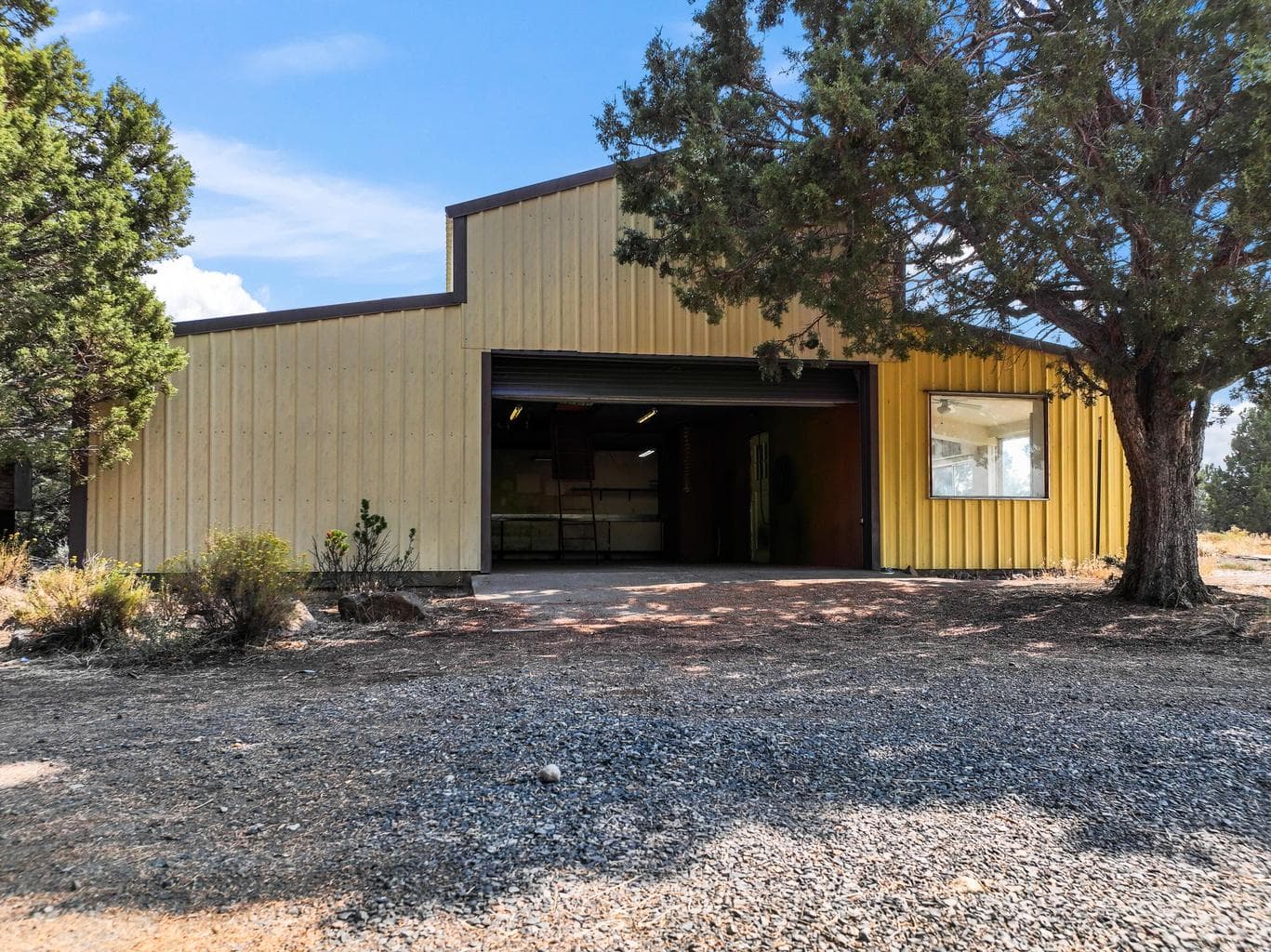 Large Detached Shop w/ Bonus Area