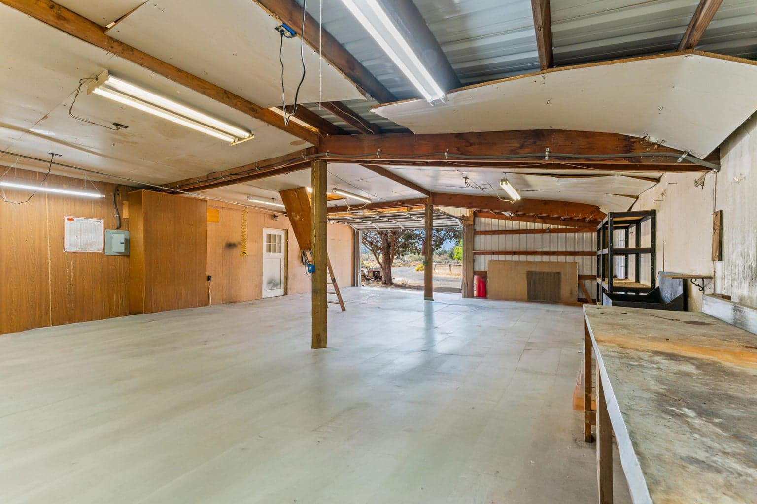 Large Detached Shop w/ Bonus Area