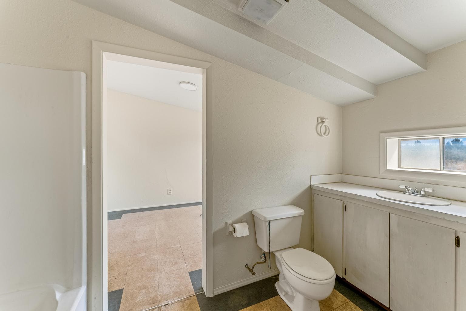 Bonus Area w/ Kitchenette & Full Bath