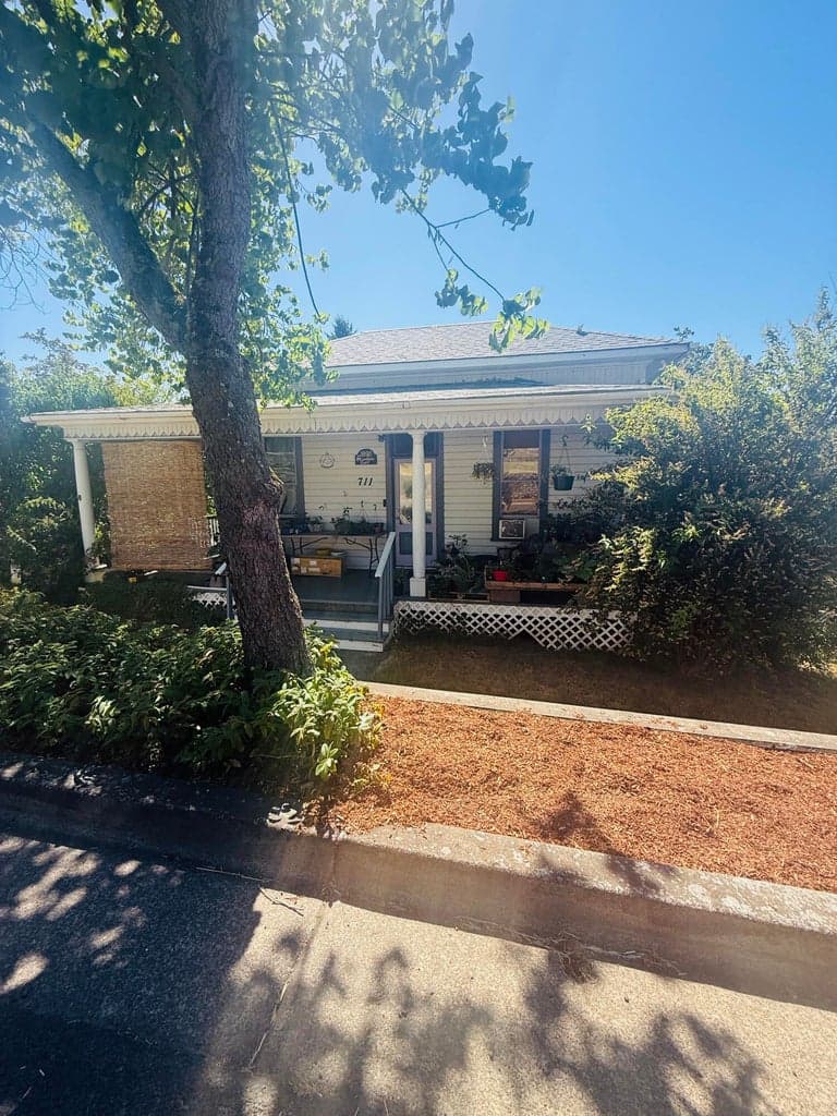 711 Main, Brownsville, 97327