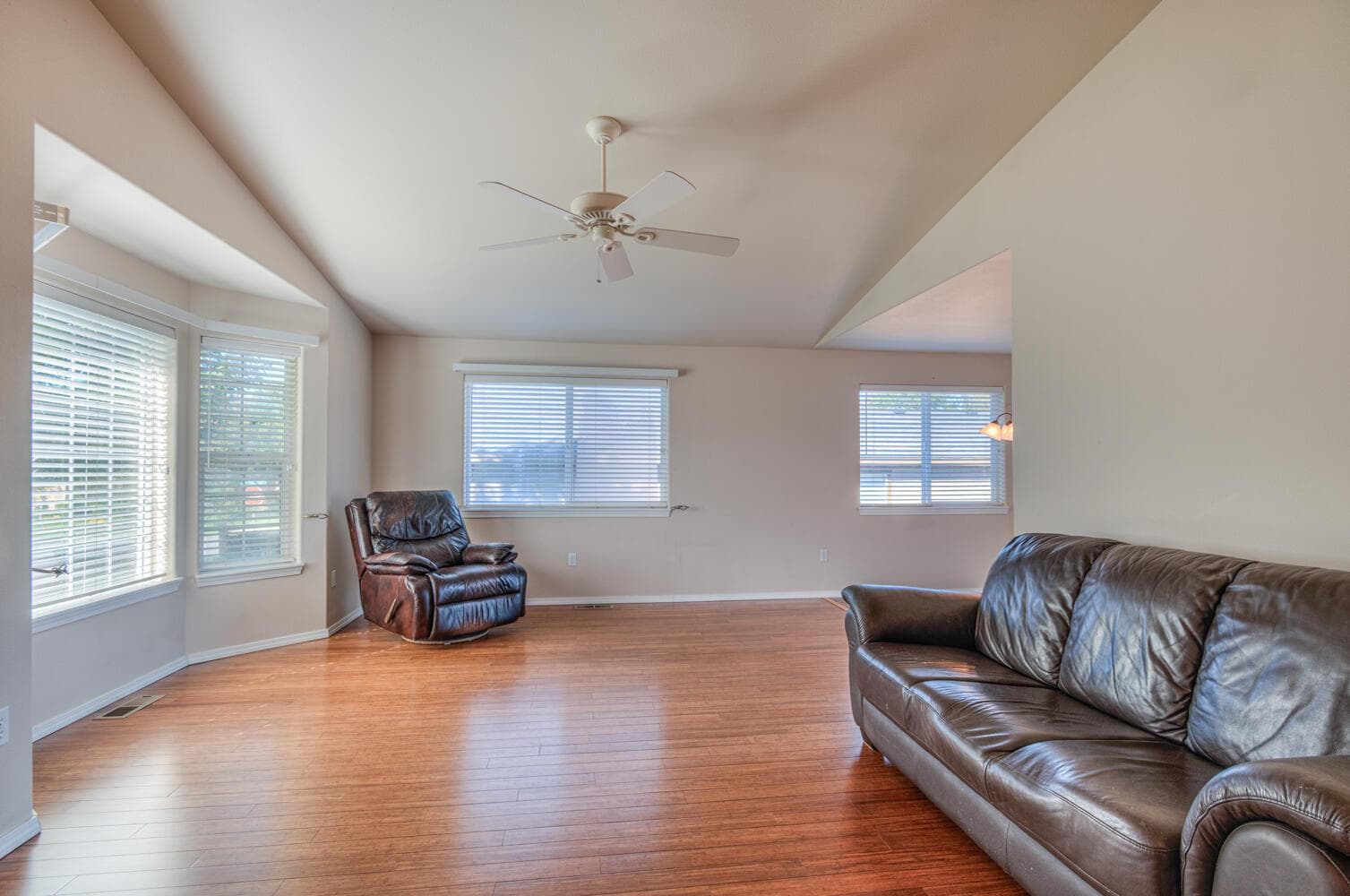 Photo of 3318 Hoona 4 of 26