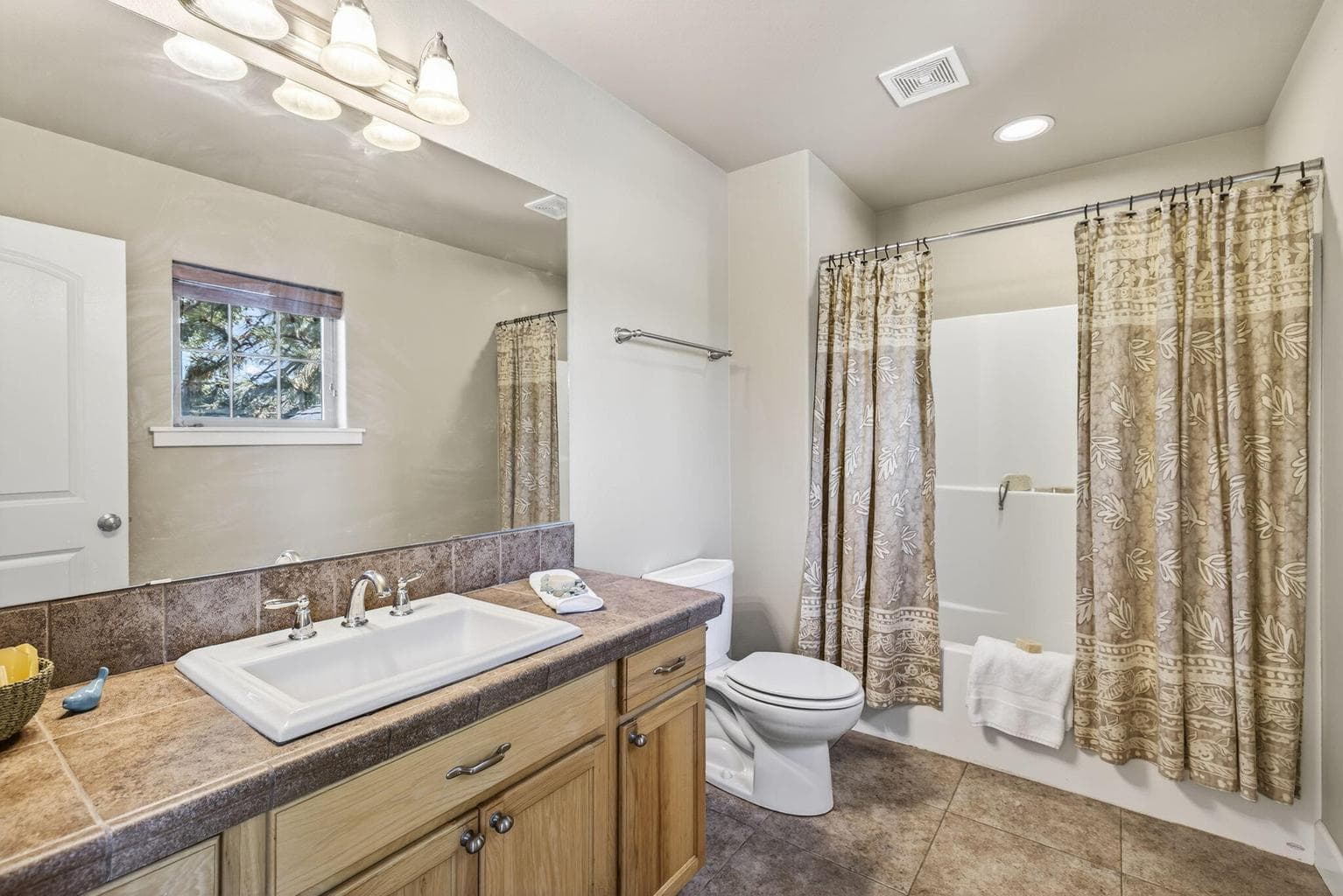Photo of 19601 Hollygrape Street 31 of 39