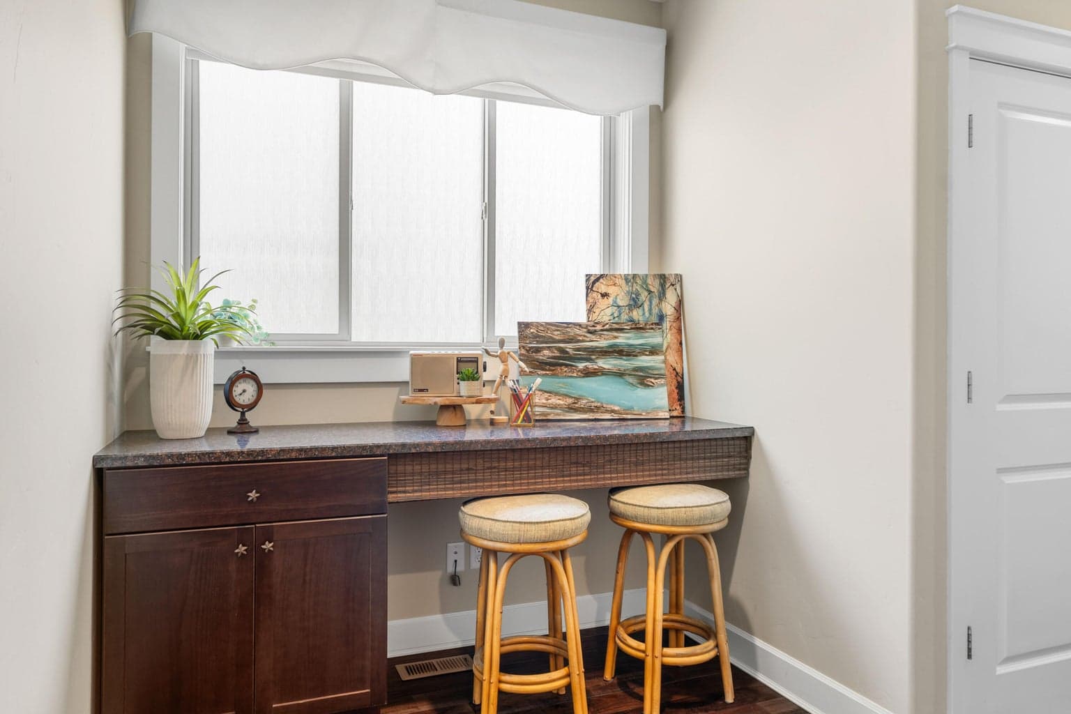 Nook in hallway behind kitchen