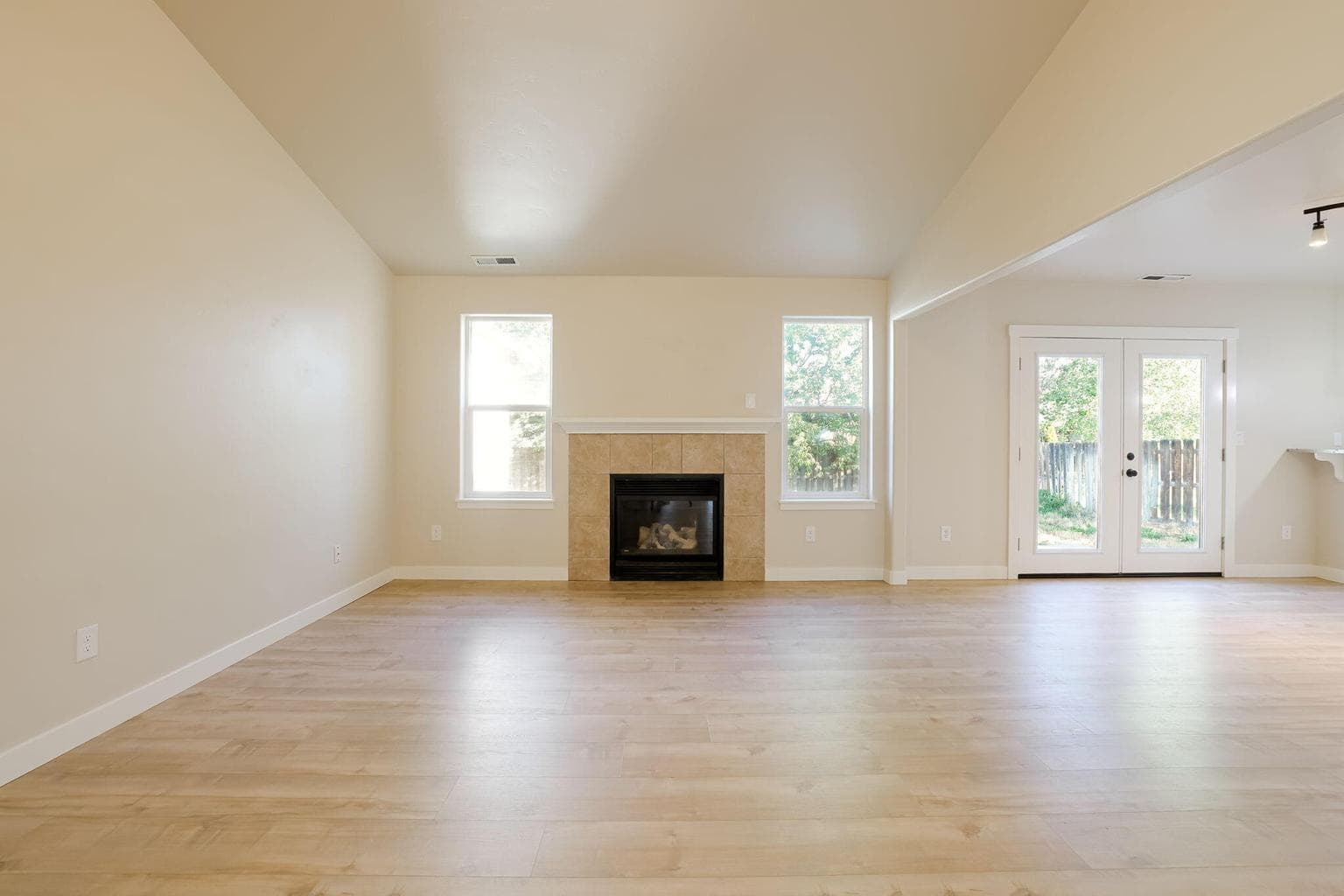 Photo of 3425 SW Juniper Avenue 8 of 33