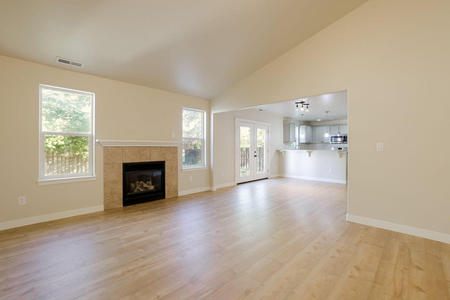 Photo of 3425 SW Juniper Avenue 9 of 33