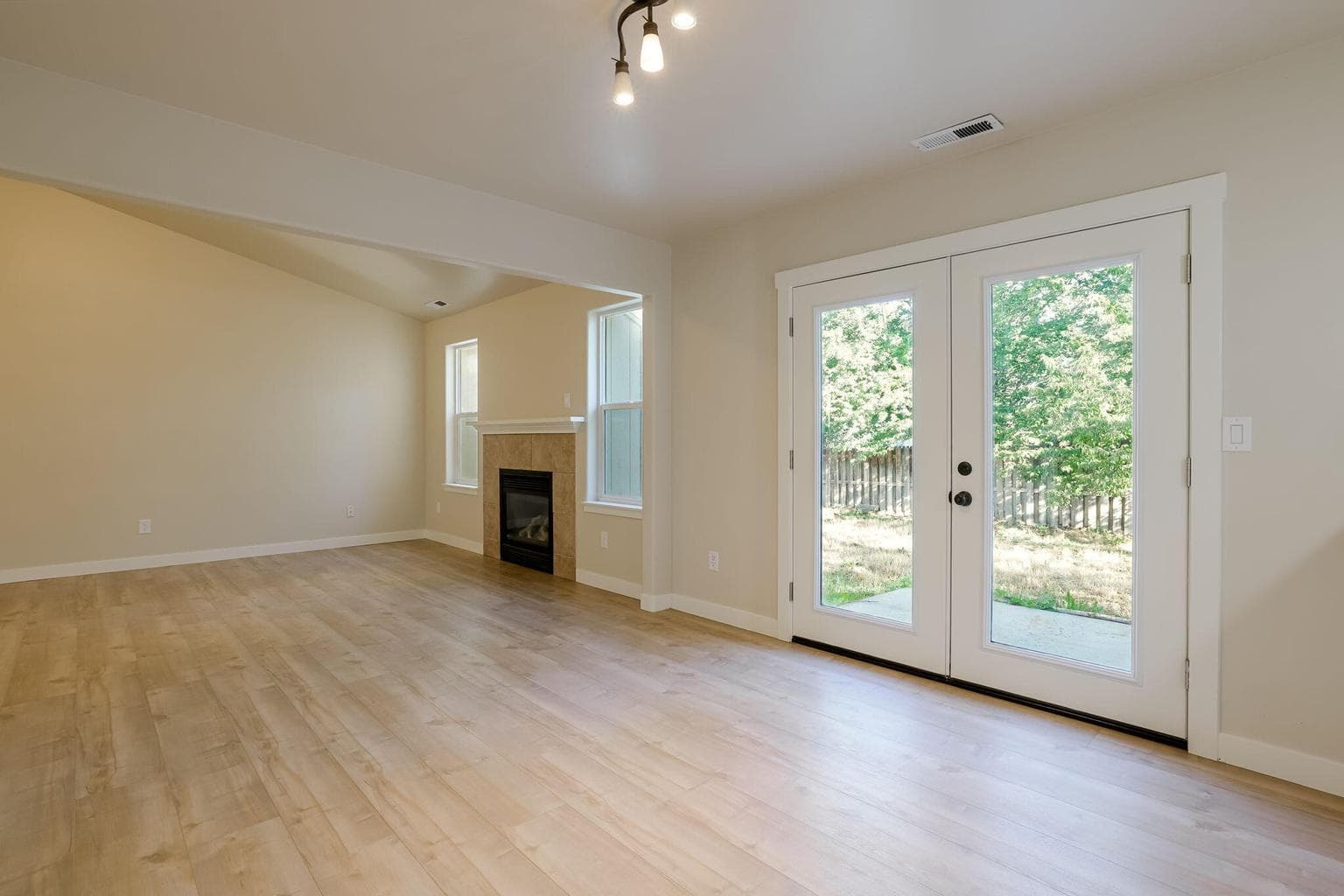 Photo of 3425 SW Juniper Avenue 10 of 33