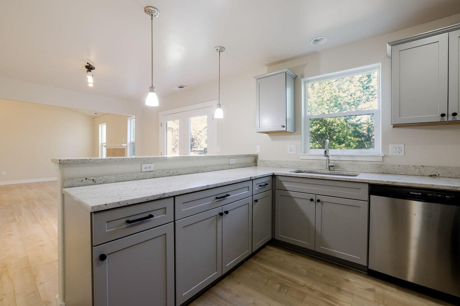 Photo of 3425 SW Juniper Avenue 14 of 33