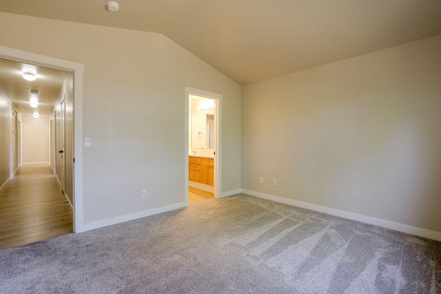 Photo of 3425 SW Juniper Avenue 17 of 33