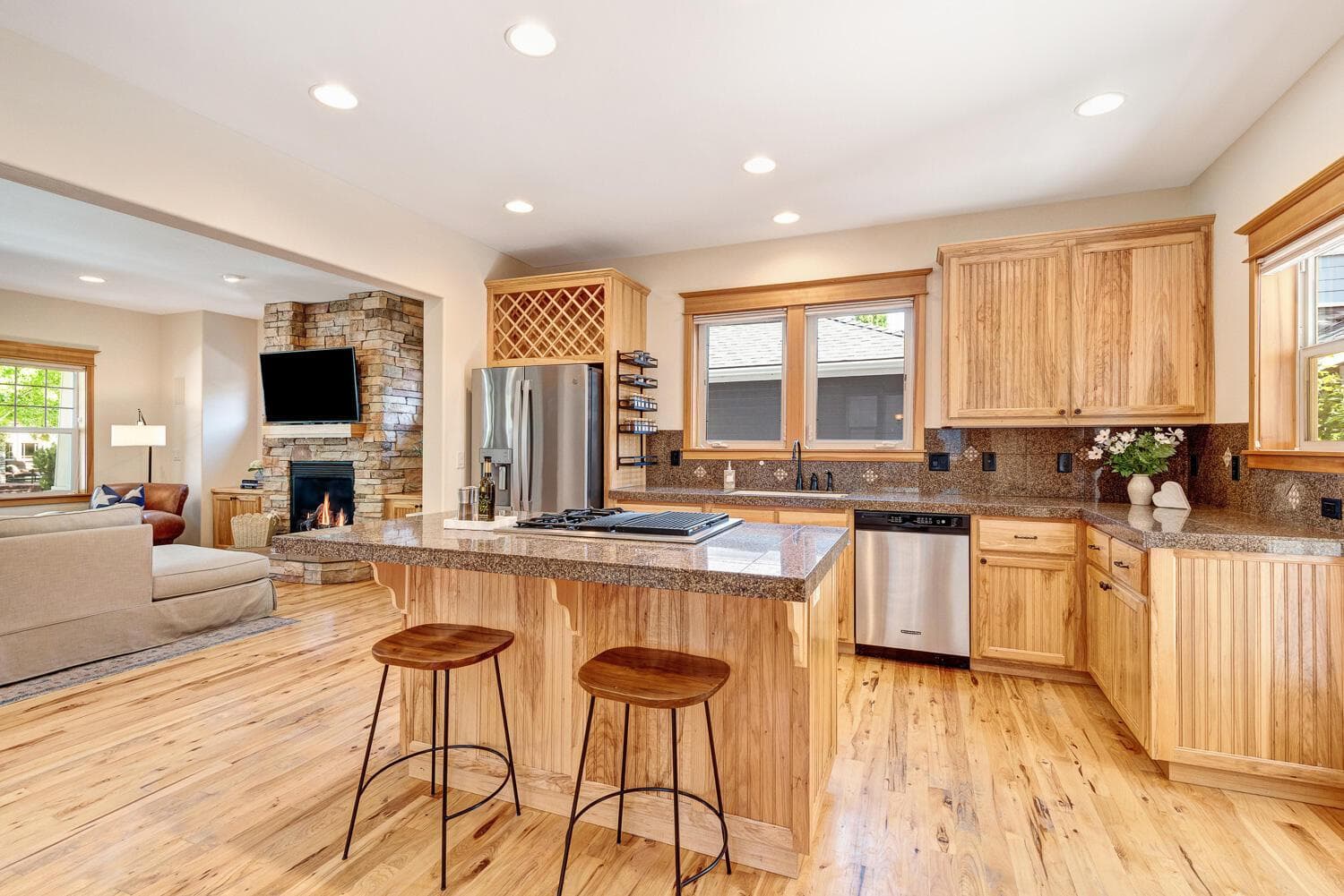 Photo of 2084 NW Shiraz Court 11 of 34