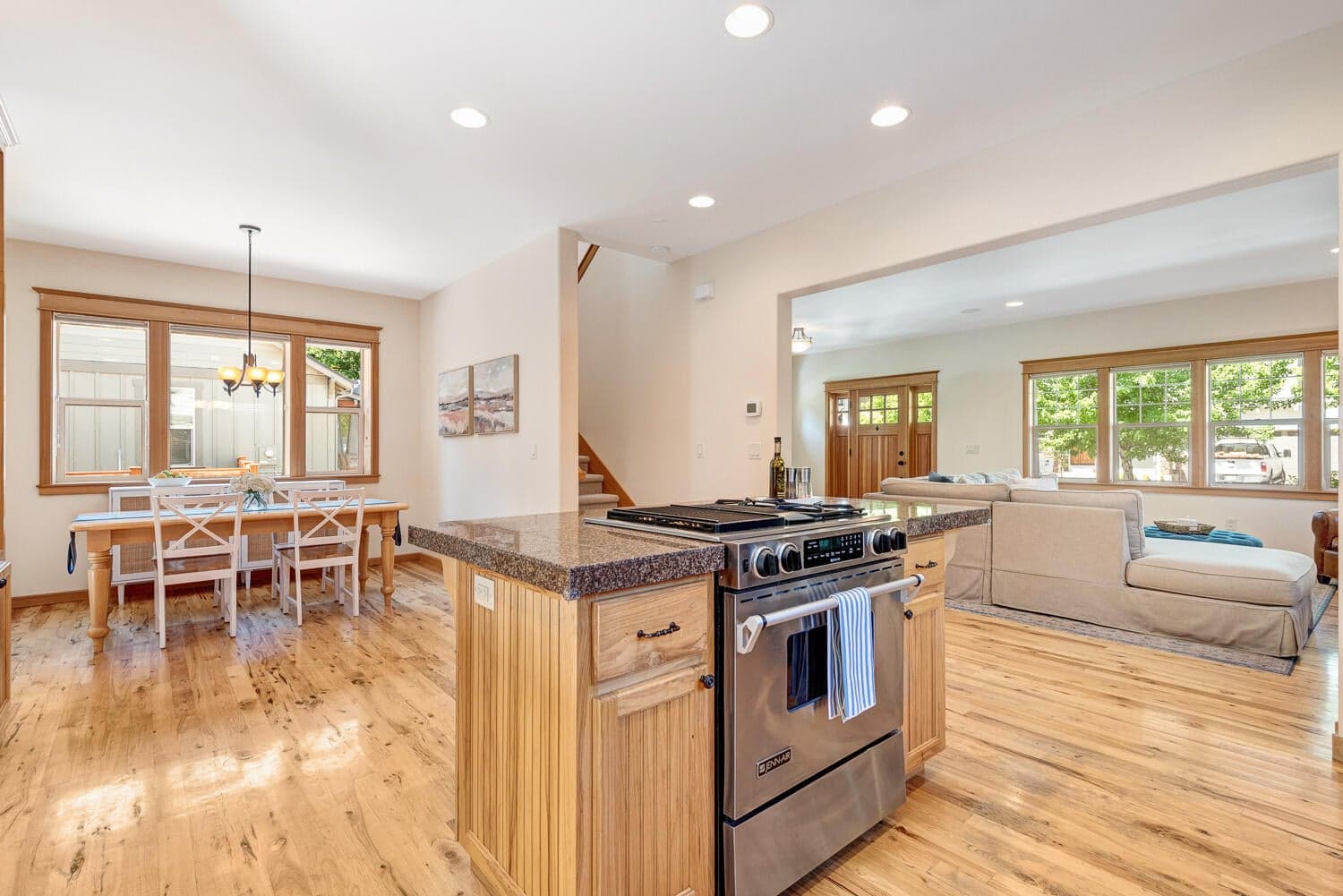 Photo of 2084 NW Shiraz Court 12 of 34