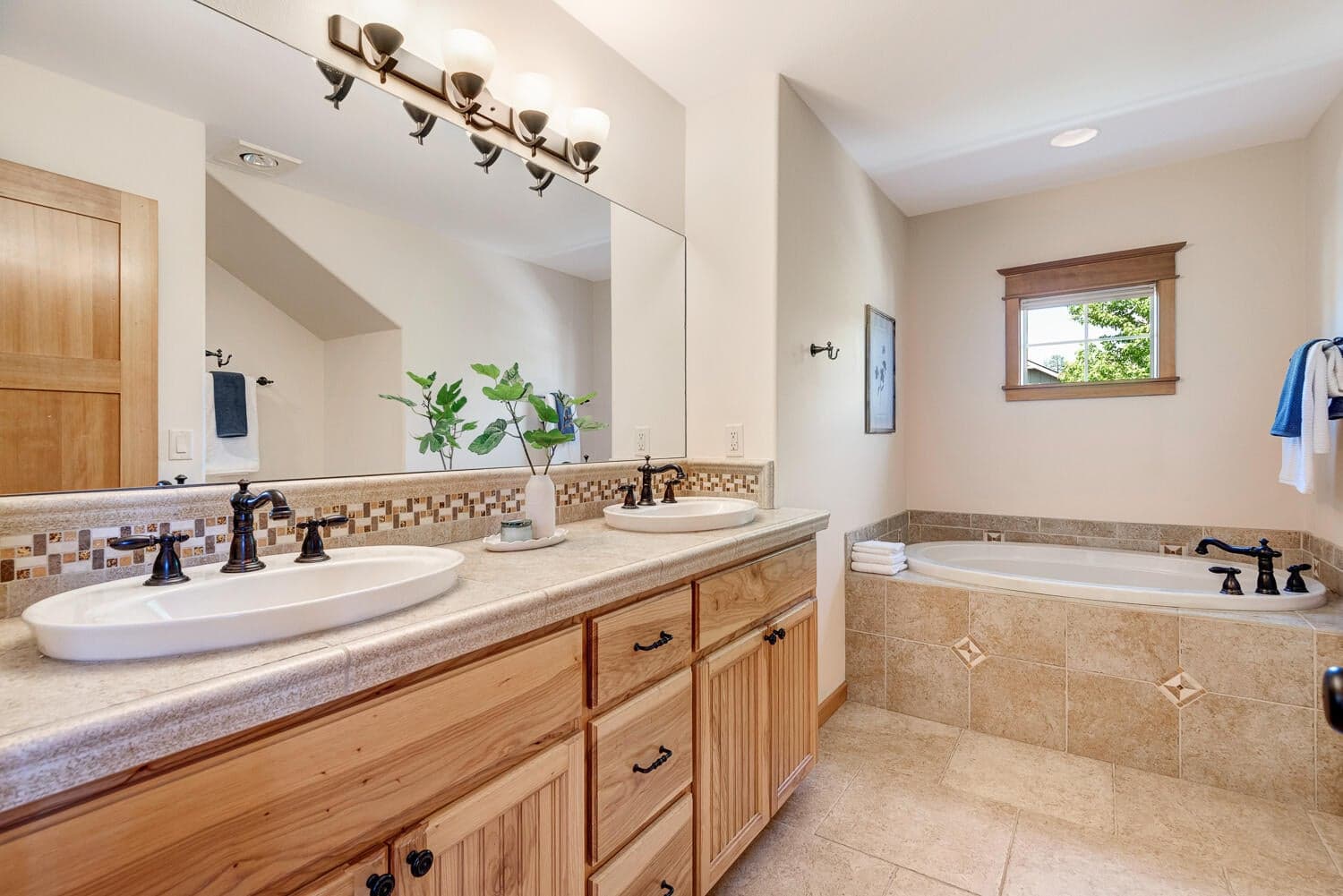 Photo of 2084 NW Shiraz Court 18 of 34