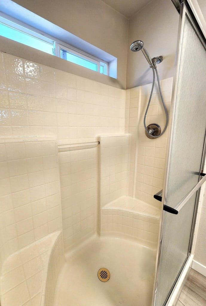 Walk-in-shower in Primary bathroom